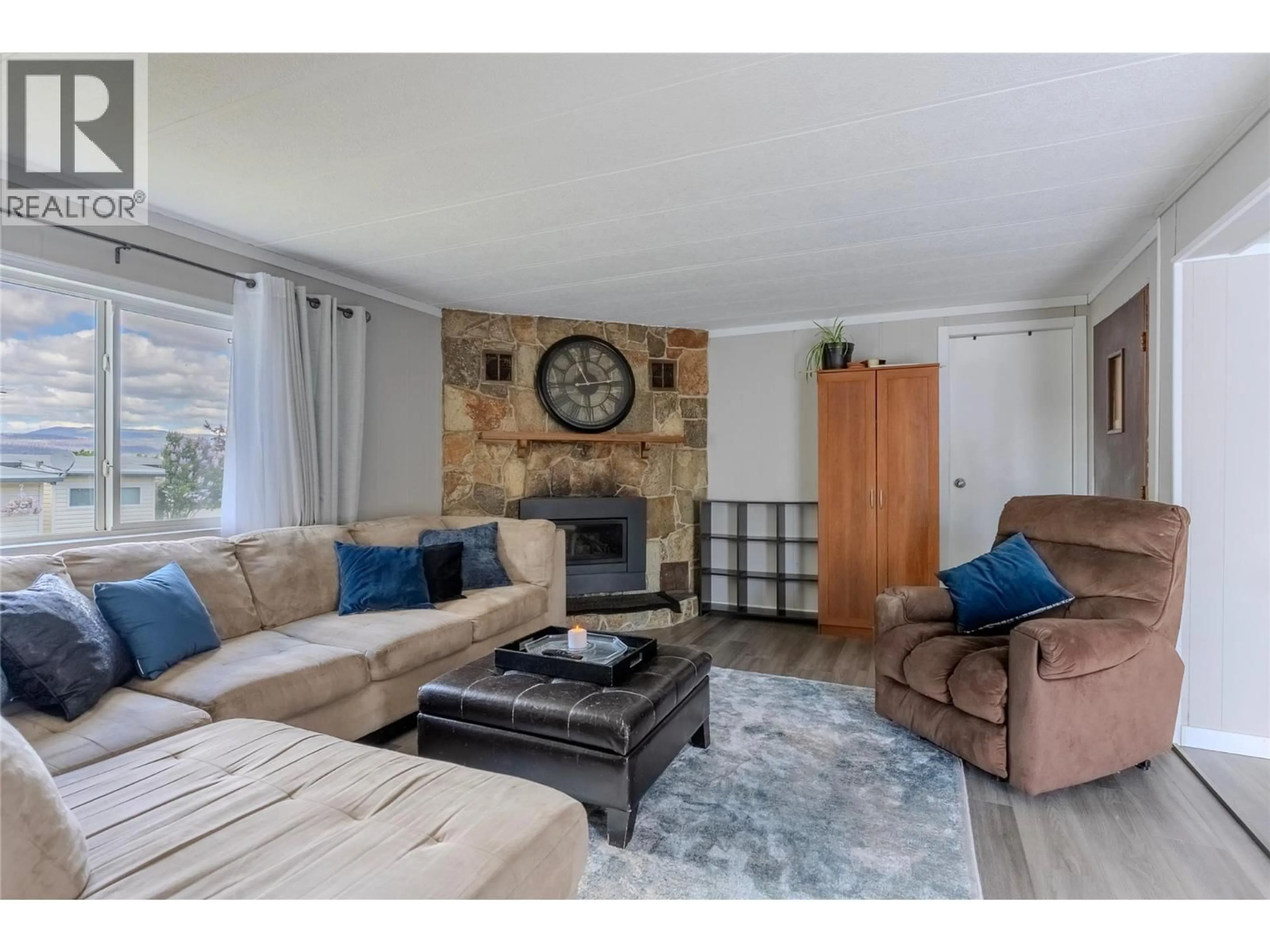 Living room with furniture, unknown for 392 GRANITE DRIVE, Logan Lake British Columbia V0K1W0