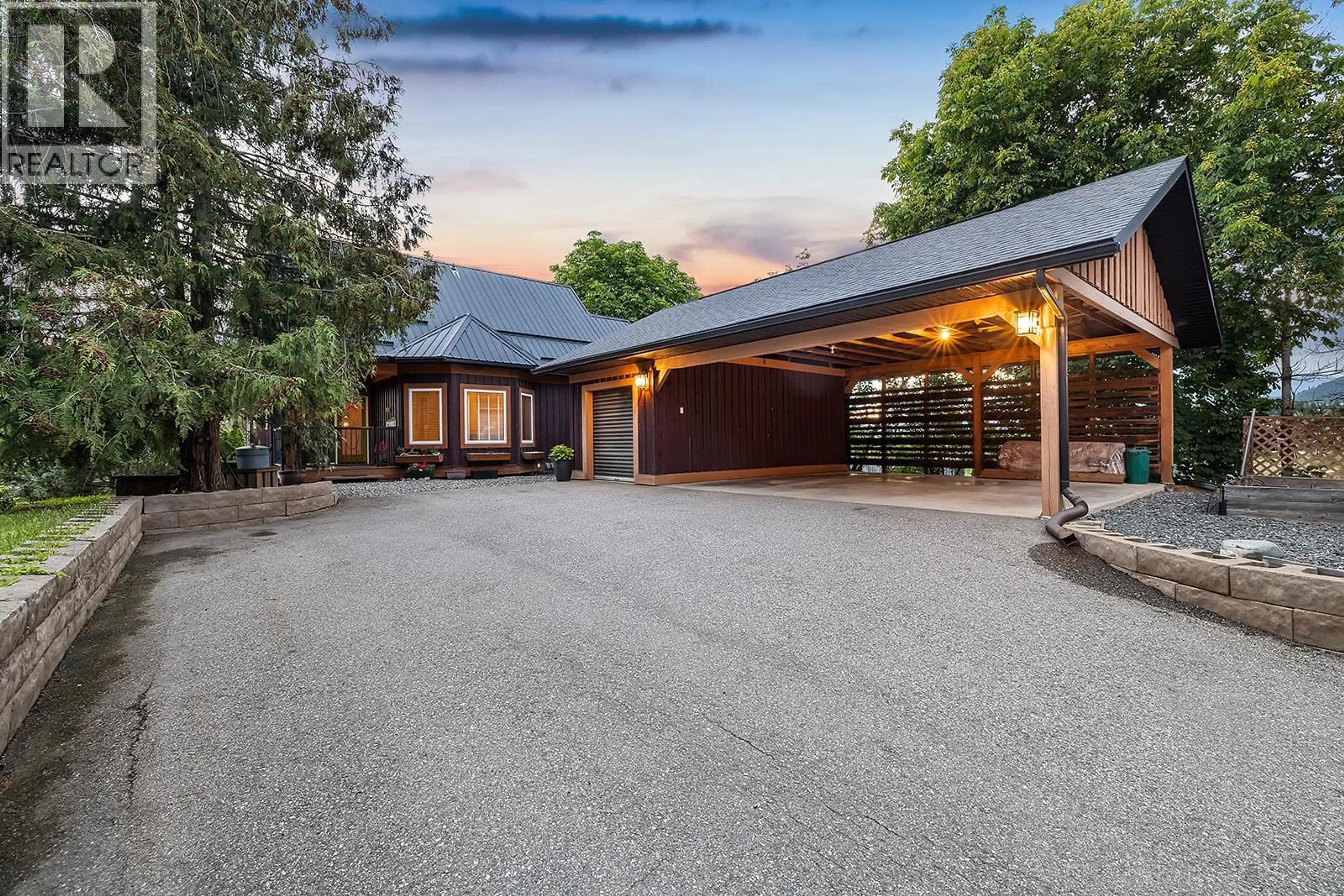 A pic from outside/outdoor area/front of a property/back of a property/a pic from drone, street for 109 2ND AVENUE SOUTH, Creston British Columbia V0B1G3
