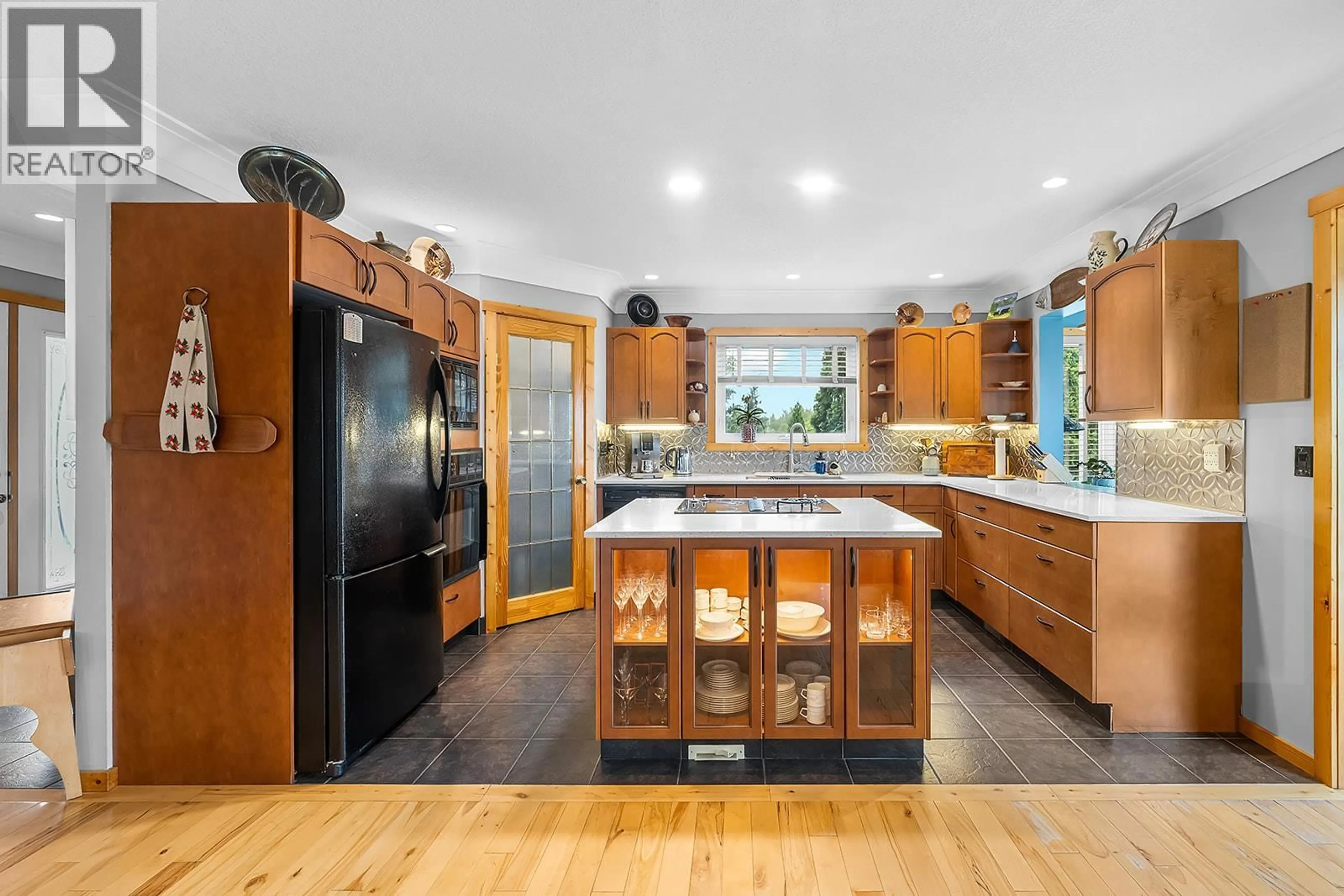 Open concept kitchen, ceramic/tile floor for 109 2ND AVENUE SOUTH, Creston British Columbia V0B1G3
