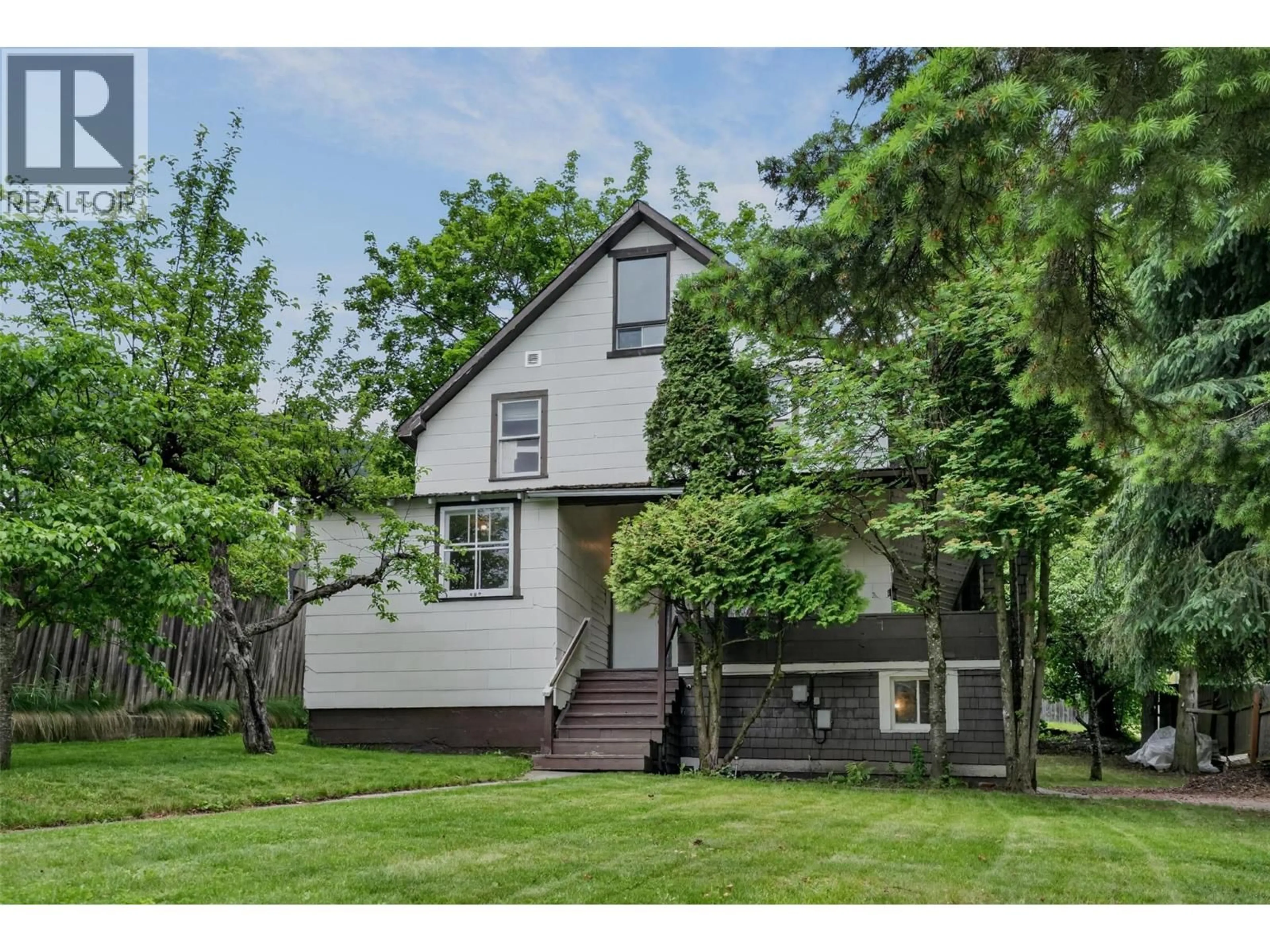 Home with vinyl exterior material, street for 404 HOUSTON STREET, Nelson British Columbia V1L5H5