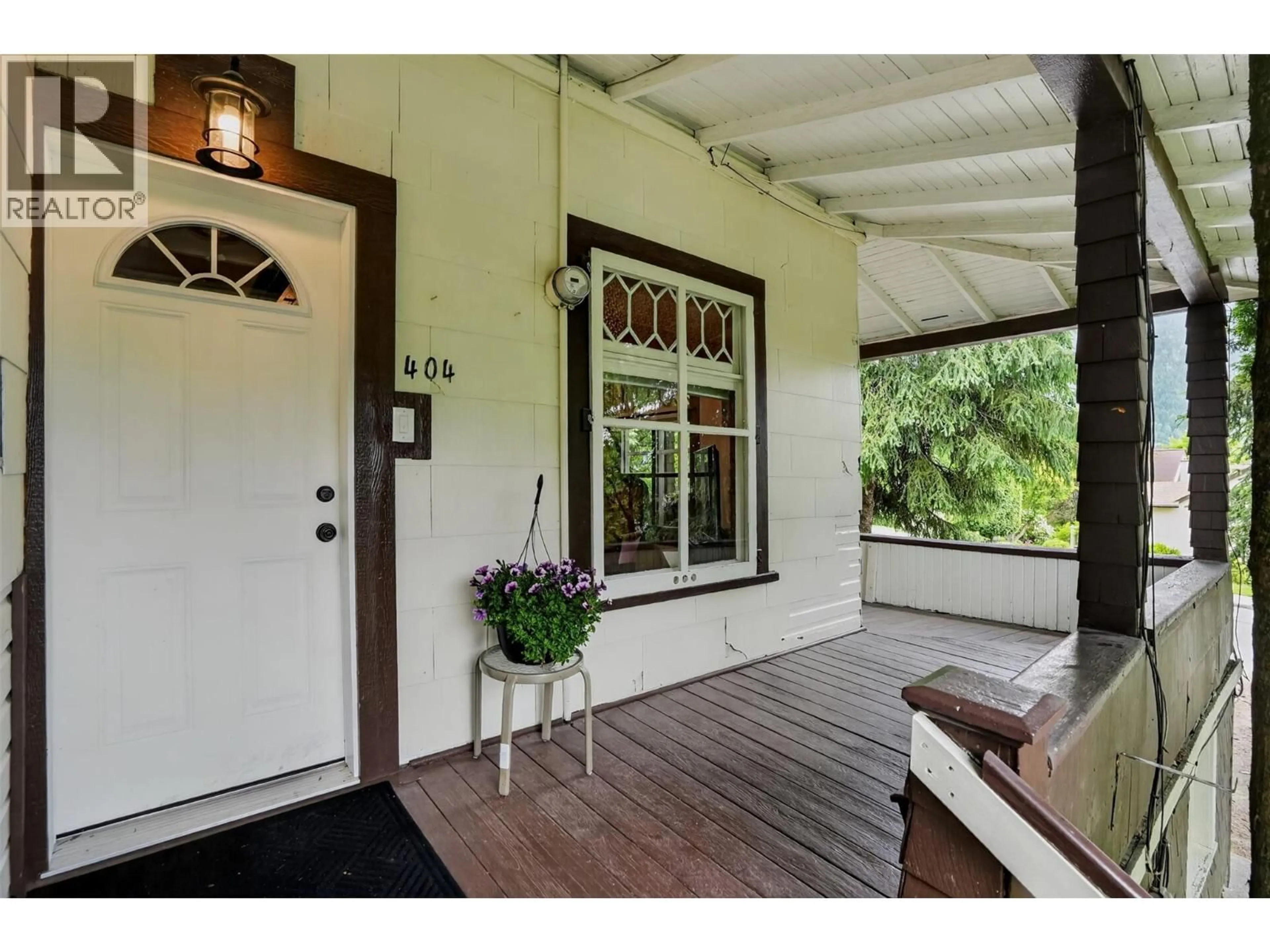 Indoor entryway for 404 HOUSTON STREET, Nelson British Columbia V1L5H5