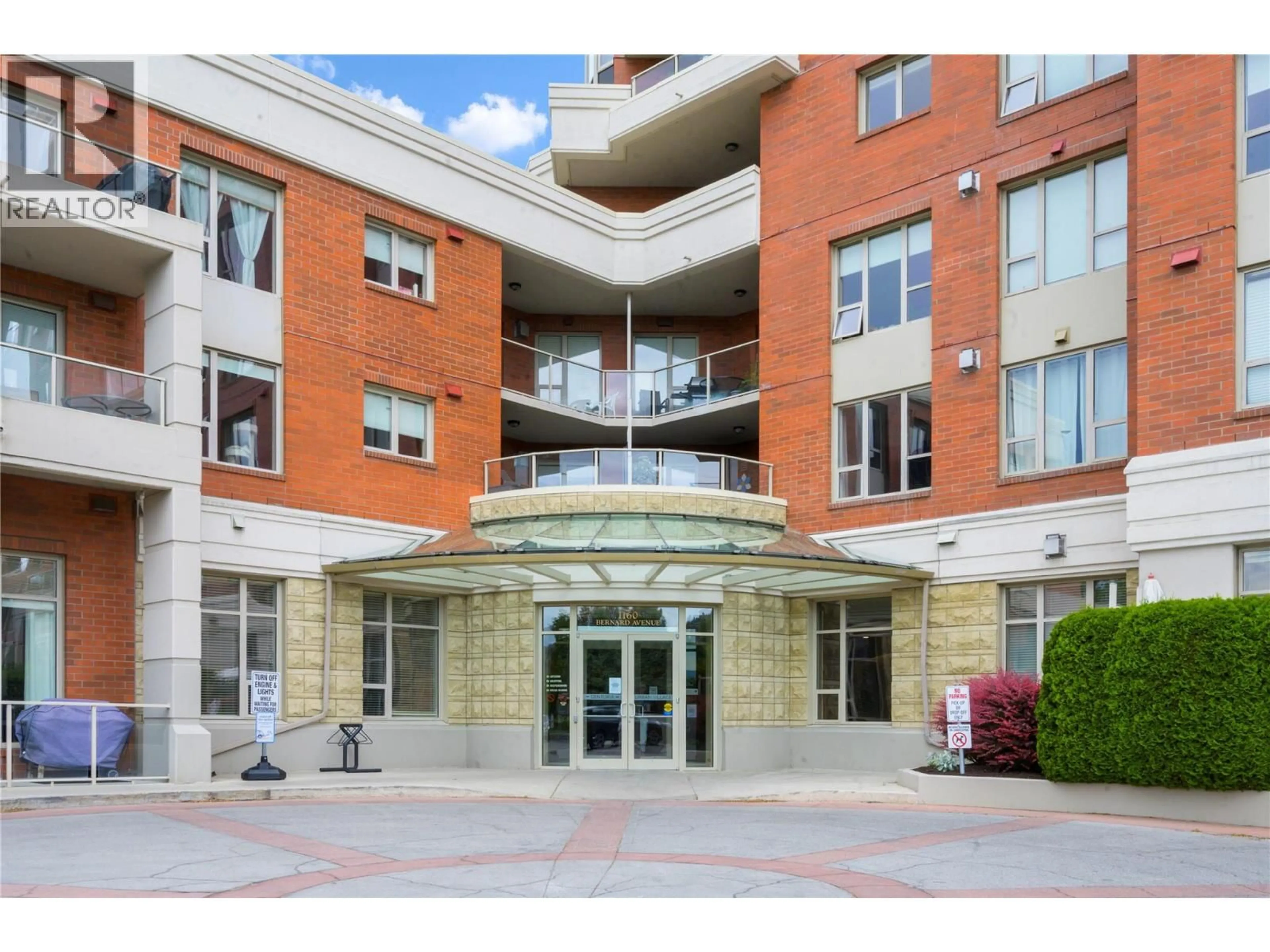 Indoor foyer for 1008 - 1160 BERNARD AVENUE, Kelowna British Columbia V1Y6R2