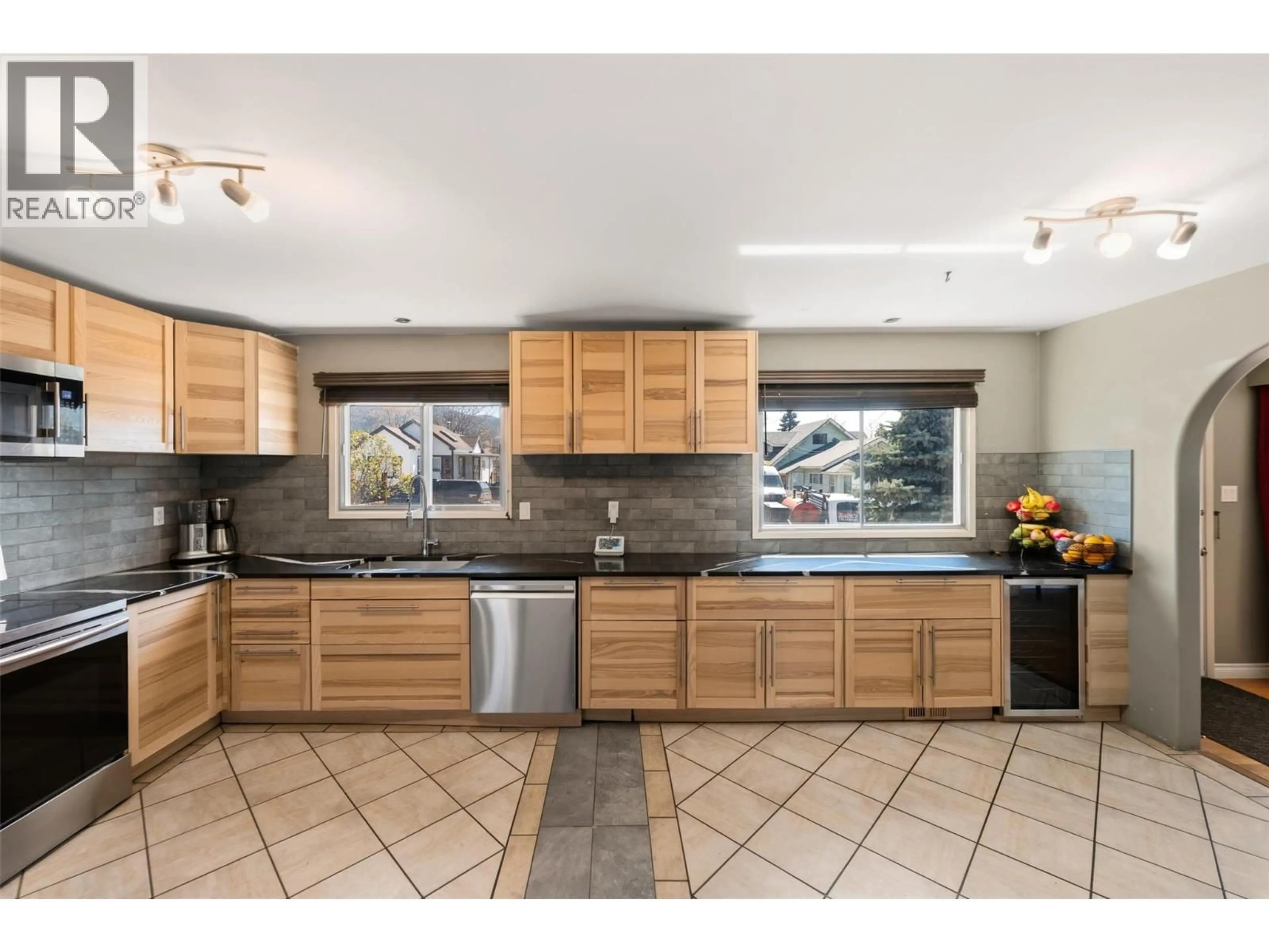 Open concept kitchen, unknown for 459 PENTICTON AVENUE, Penticton British Columbia V2A2M5