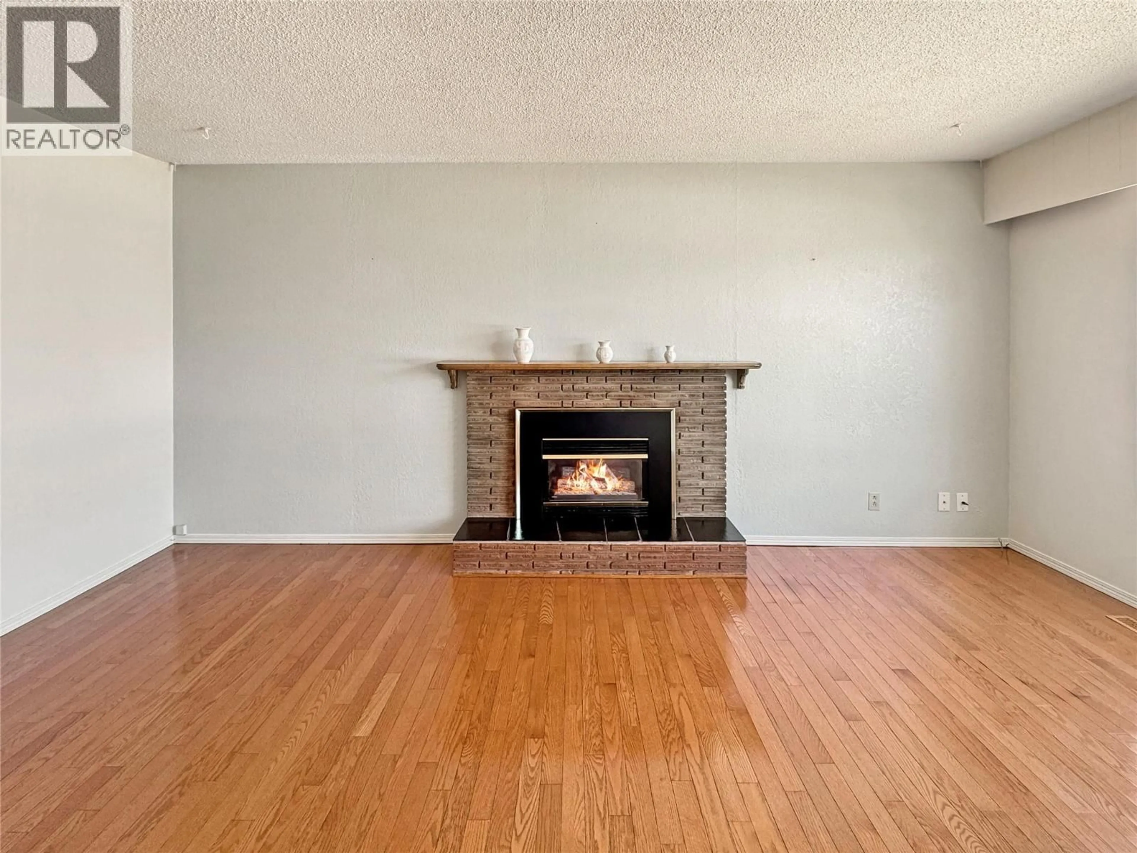 Living room with furniture, wood/laminate floor for 321 11TH STREET, Cranbrook British Columbia V1C1V1