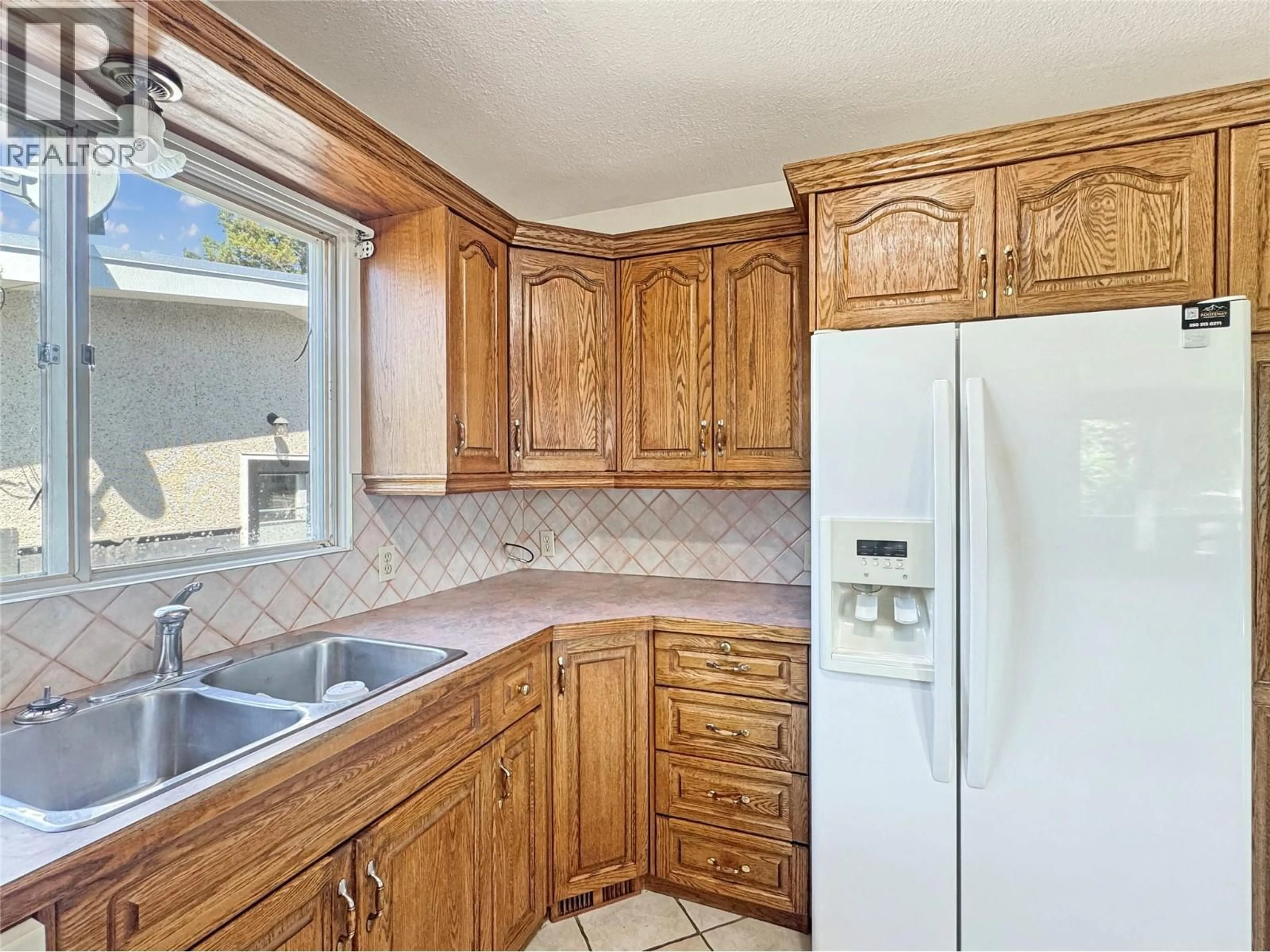 Standard kitchen, ceramic/tile floor for 321 11TH STREET, Cranbrook British Columbia V1C1V1