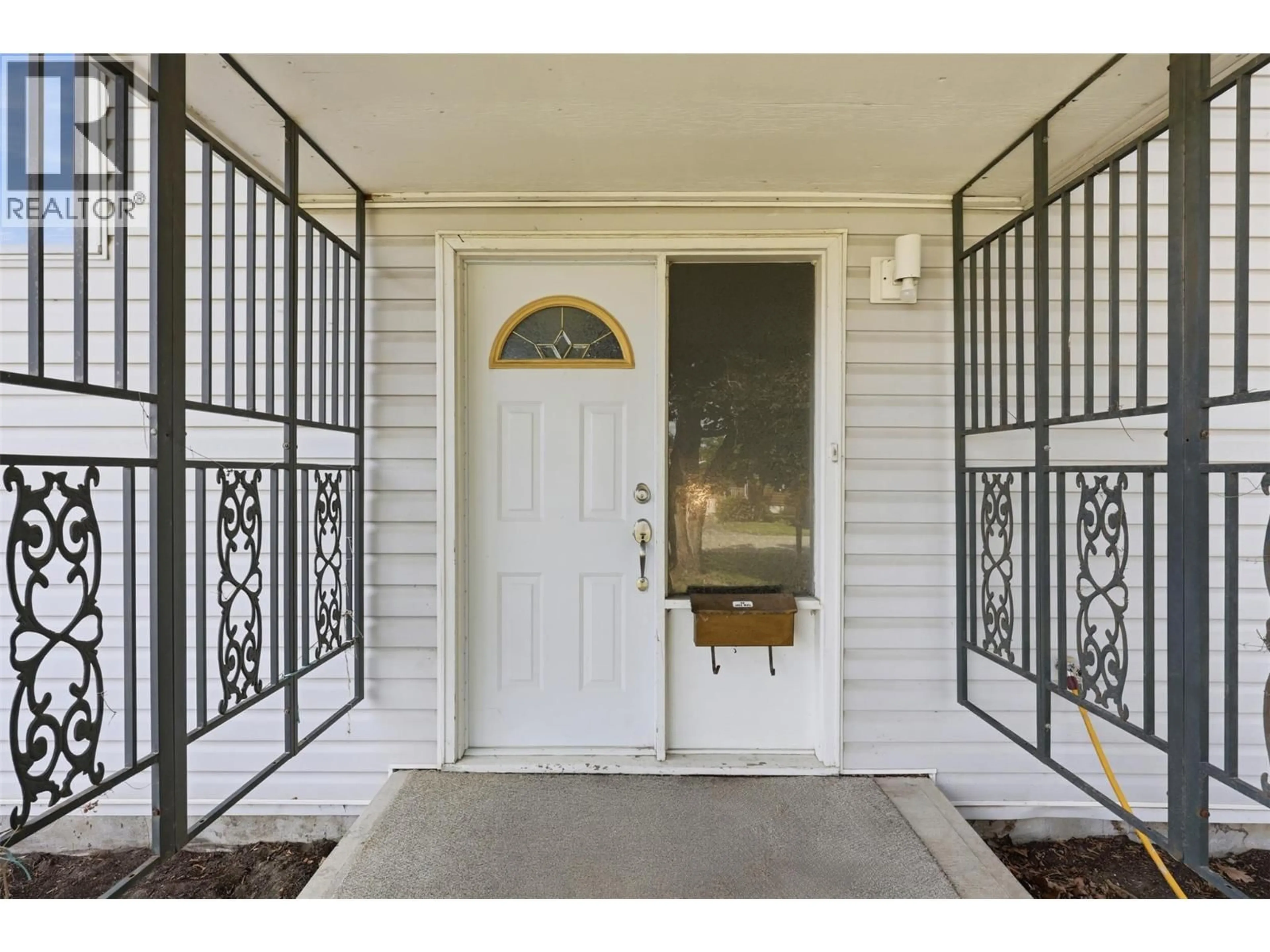 Indoor entryway for 868 MCBRIDE STREET, Kamloops British Columbia V2B5S3
