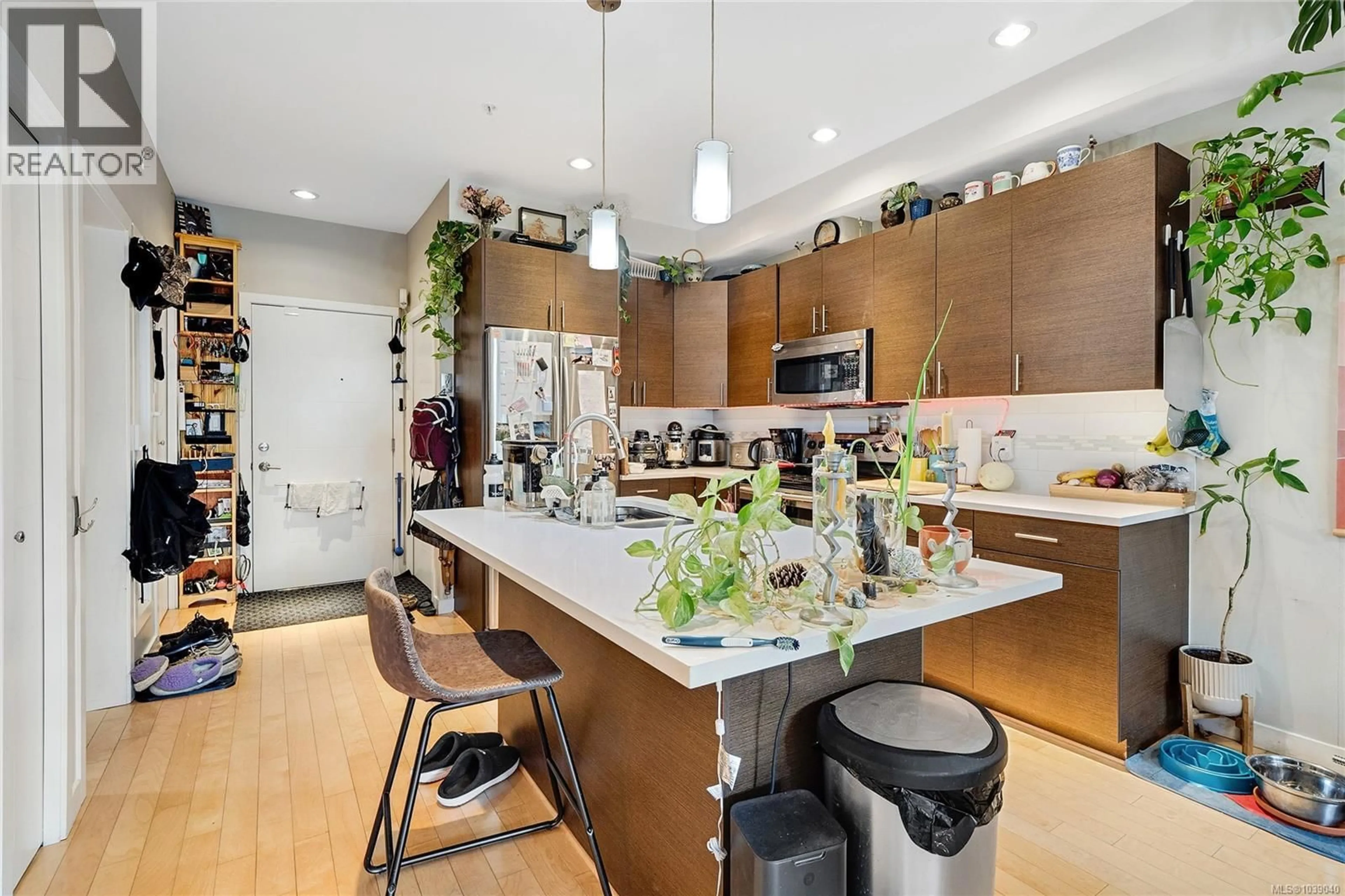 Open concept kitchen, unknown for 410 - 924 ESQUIMALT ROAD, Esquimalt British Columbia V9A3M8