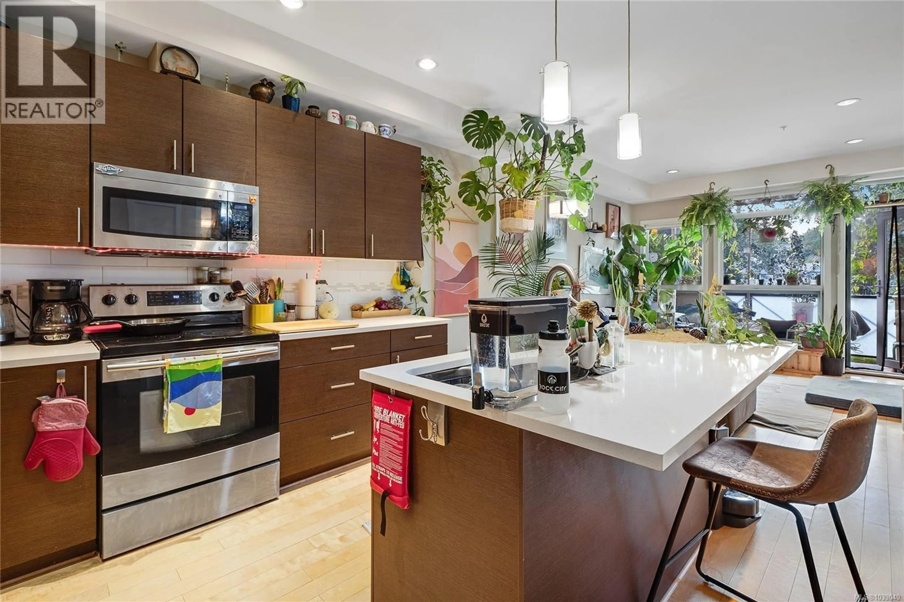 Open concept kitchen, ceramic/tile floor for 410 - 924 ESQUIMALT ROAD, Esquimalt British Columbia V9A3M8