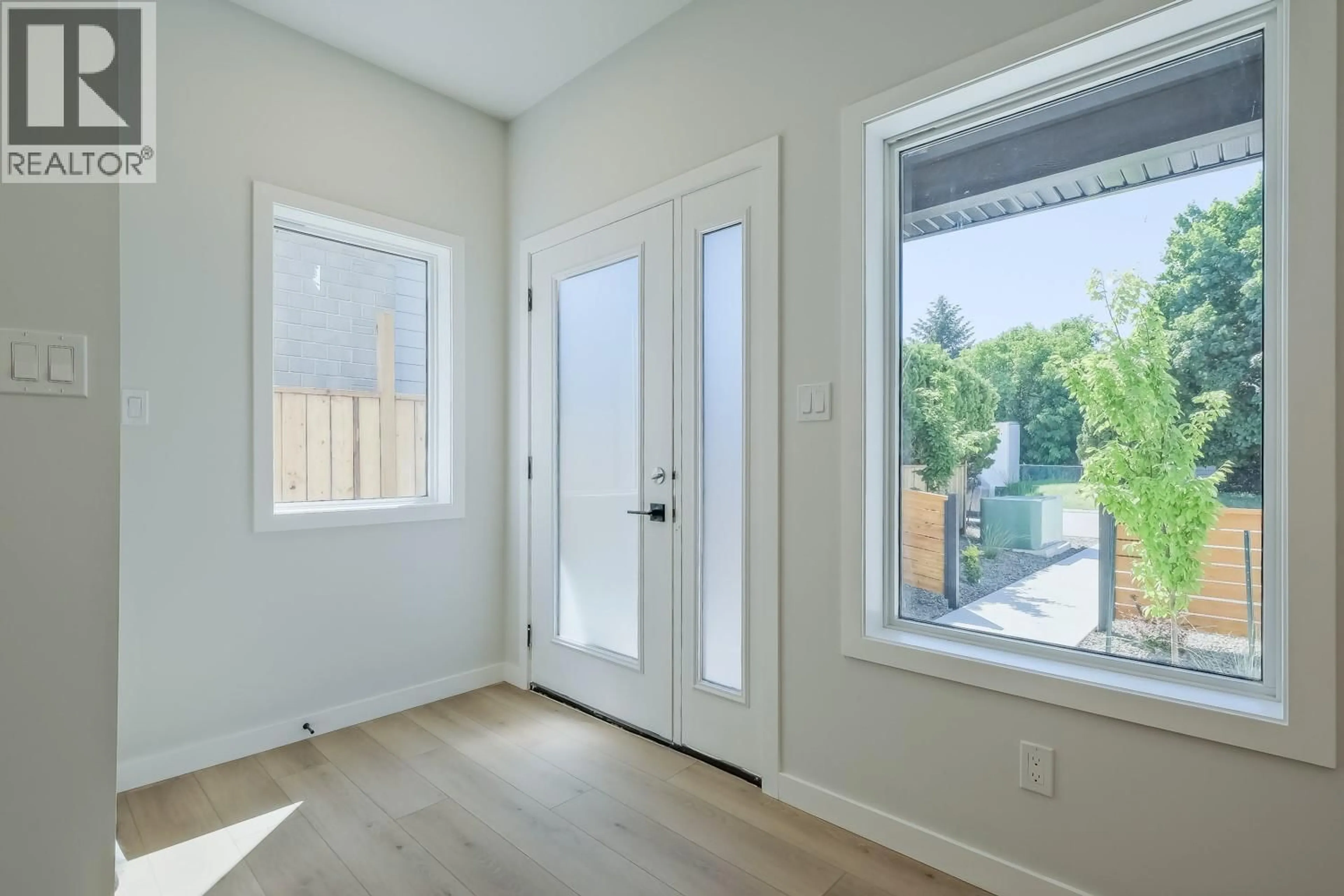 Indoor entryway for 102 - 179 KIRKPATRICK AVENUE, Penticton British Columbia V2A3P4