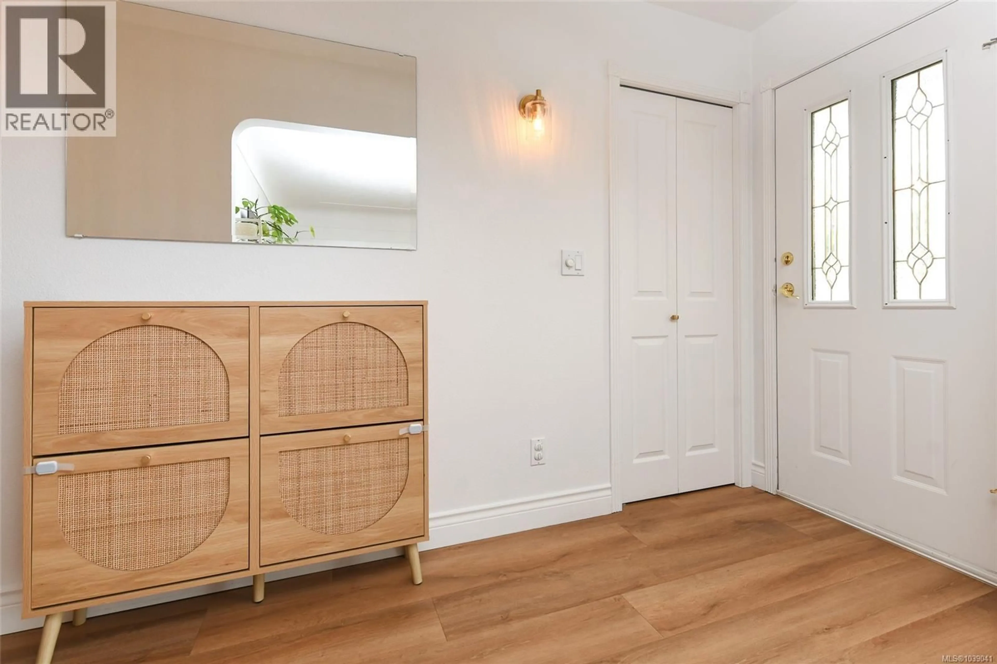 Indoor entryway for 656 14TH STREET, Courtenay British Columbia V9N1W6
