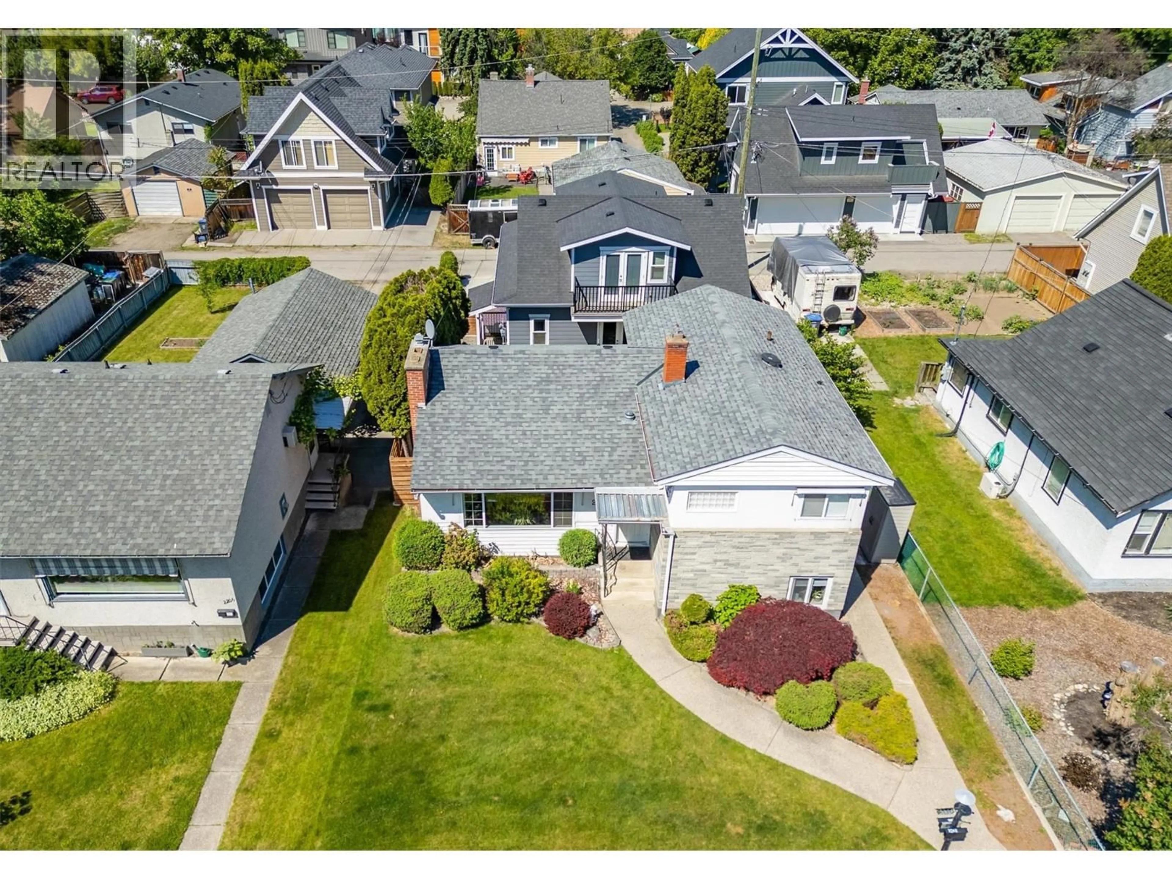 A pic from outside/outdoor area/front of a property/back of a property/a pic from drone, street for 2202 ABERDEEN STREET, Kelowna British Columbia V1Y2T4