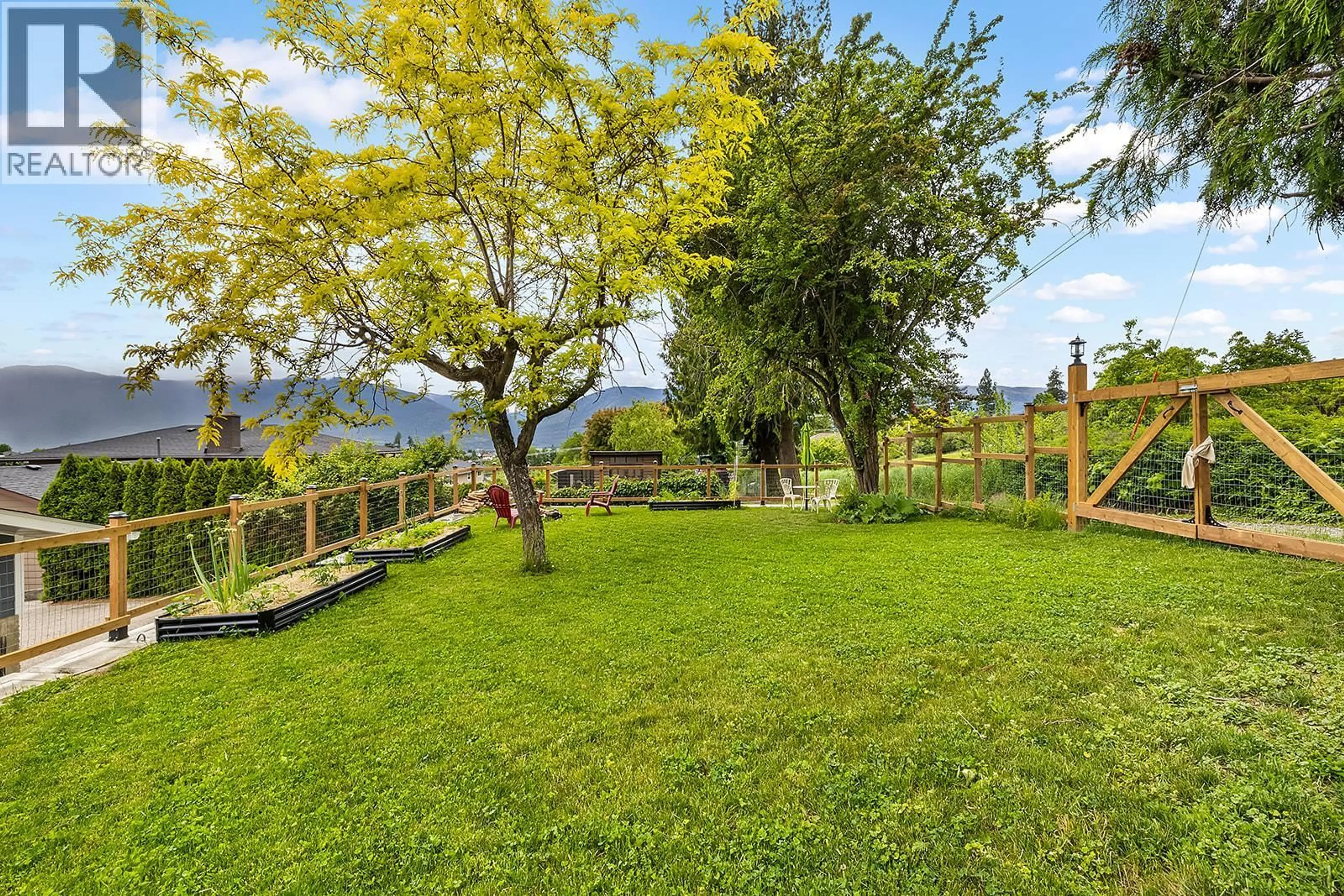 Patio, mountain view for 1614 SCOTT STREET, Creston British Columbia V0B1G5