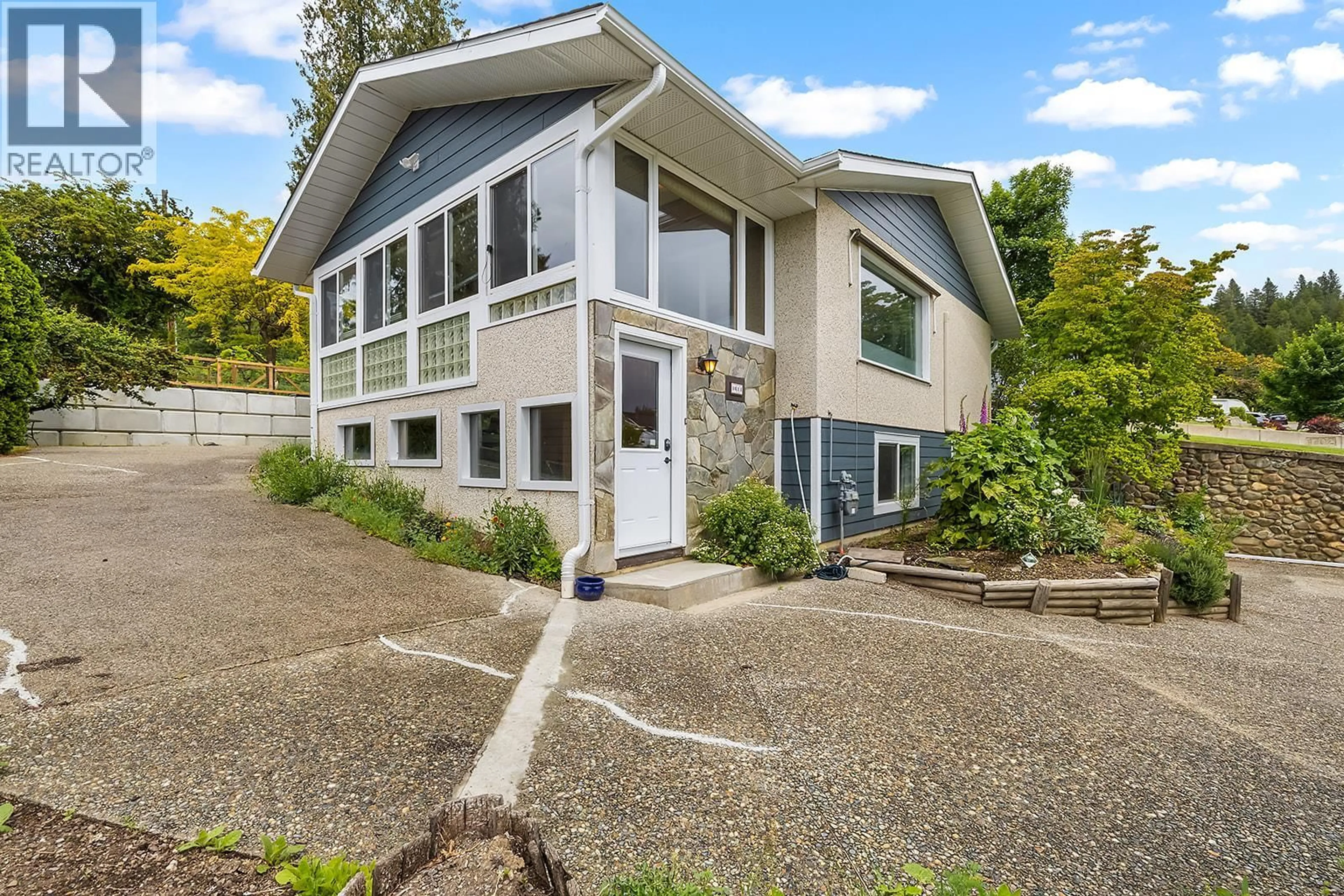 Home with vinyl exterior material, street for 1614 SCOTT STREET, Creston British Columbia V0B1G5