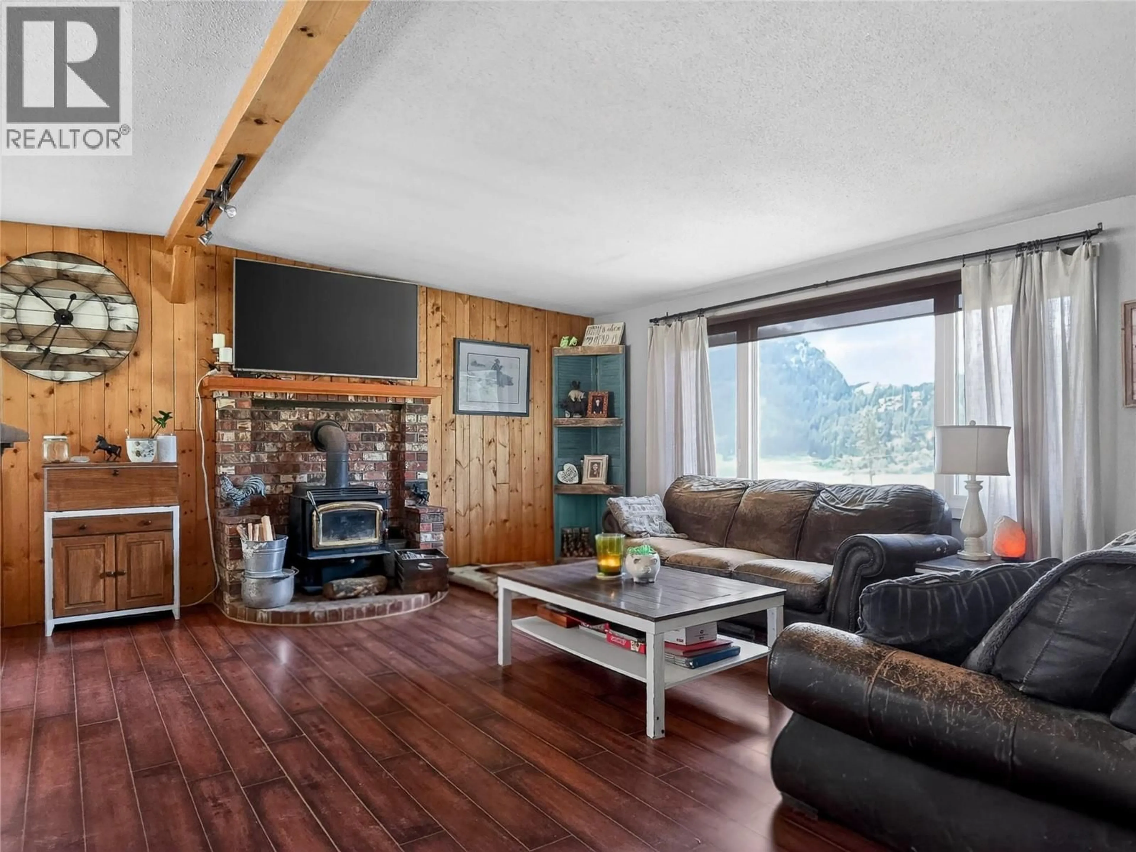 Living room with furniture, wood/laminate floor for 1497 WATSON LARSON ROAD, Kamloops British Columbia V2C6Y1