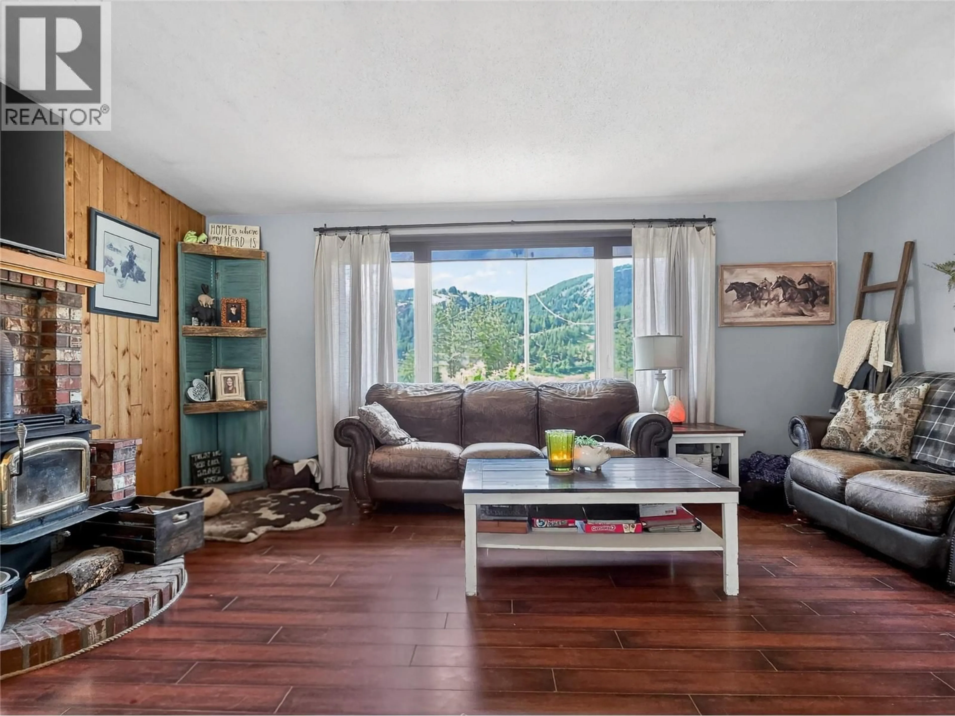 Living room with furniture, wood/laminate floor for 1497 WATSON LARSON ROAD, Kamloops British Columbia V2C6Y1