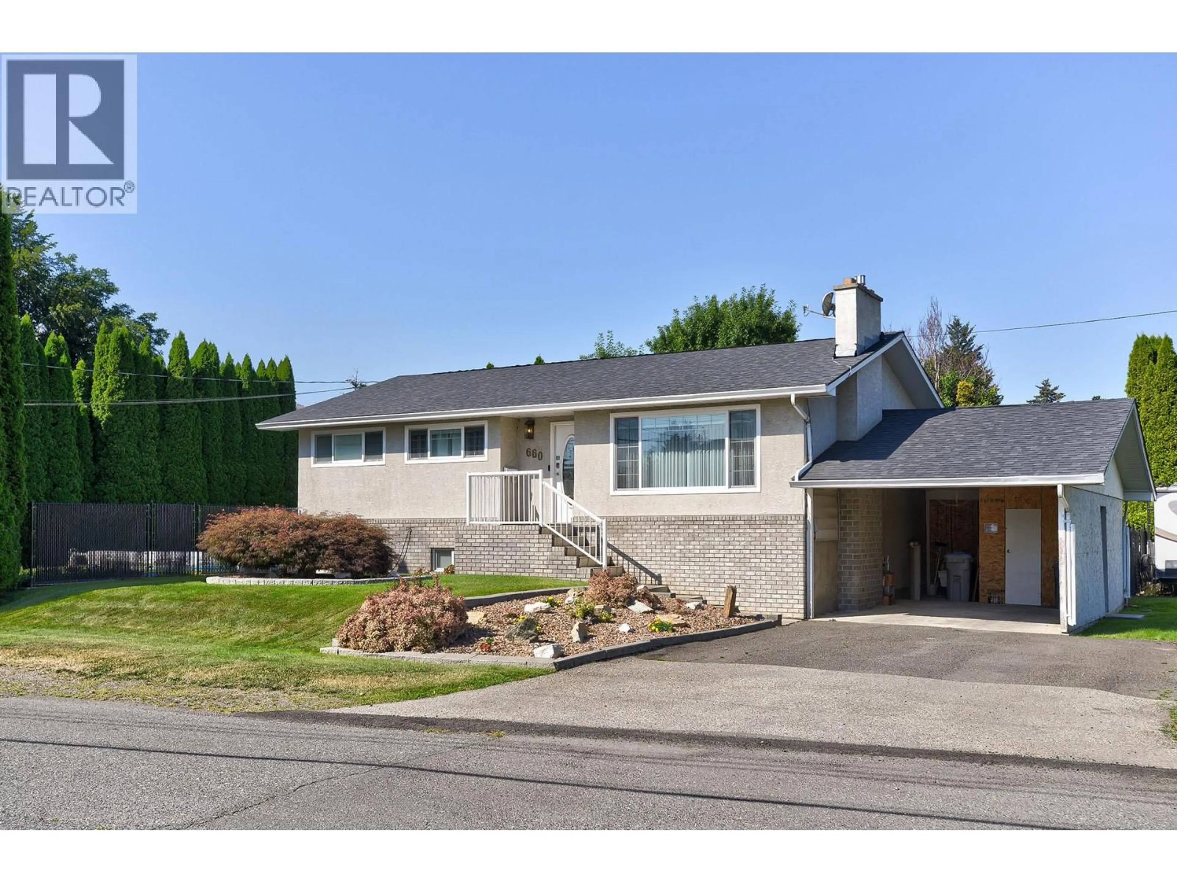 Home with vinyl exterior material, street for 660 VALDES DRIVE, Kamloops British Columbia V2B5J2