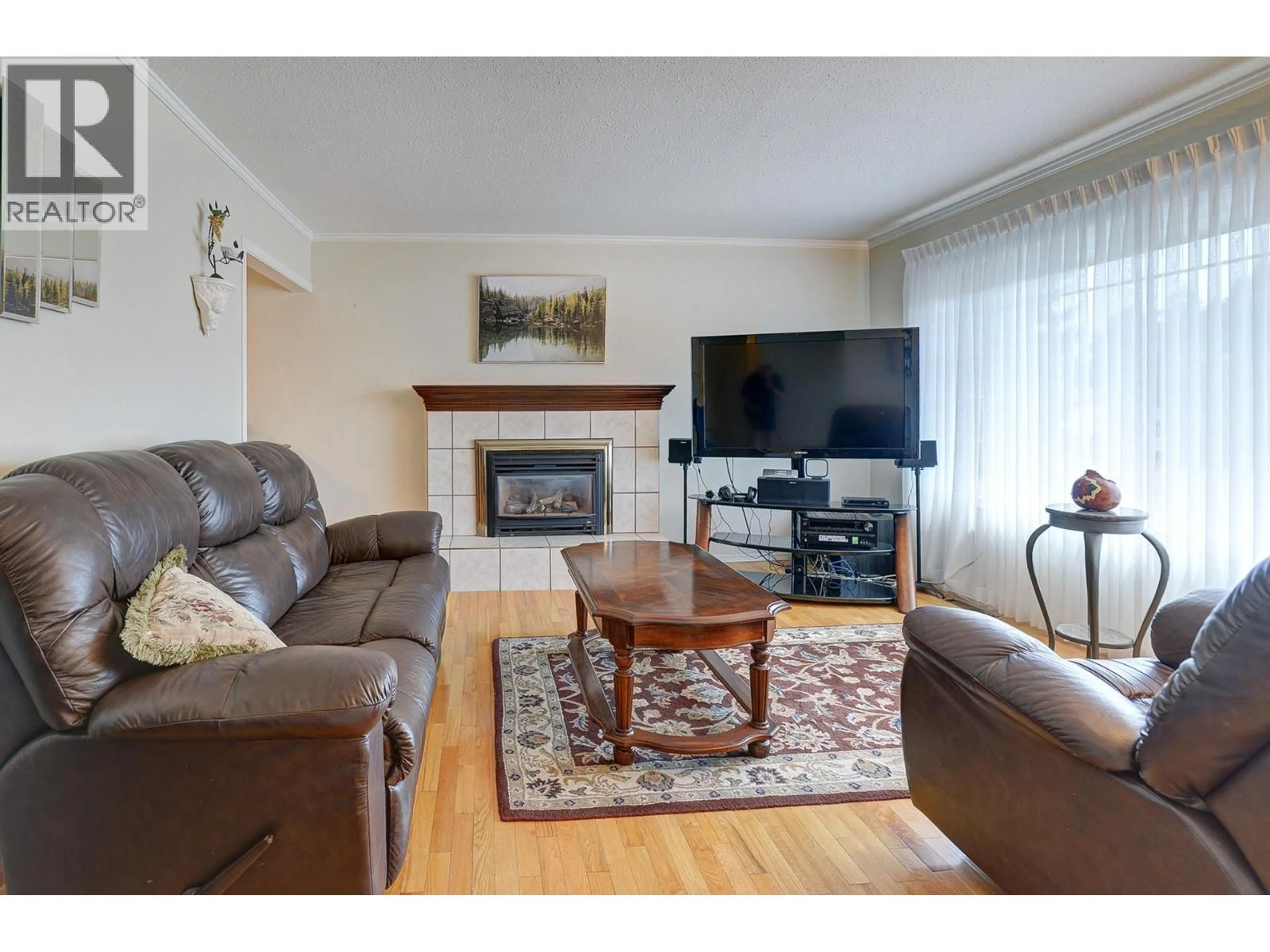 Living room with furniture, wood/laminate floor for 660 VALDES DRIVE, Kamloops British Columbia V2B5J2