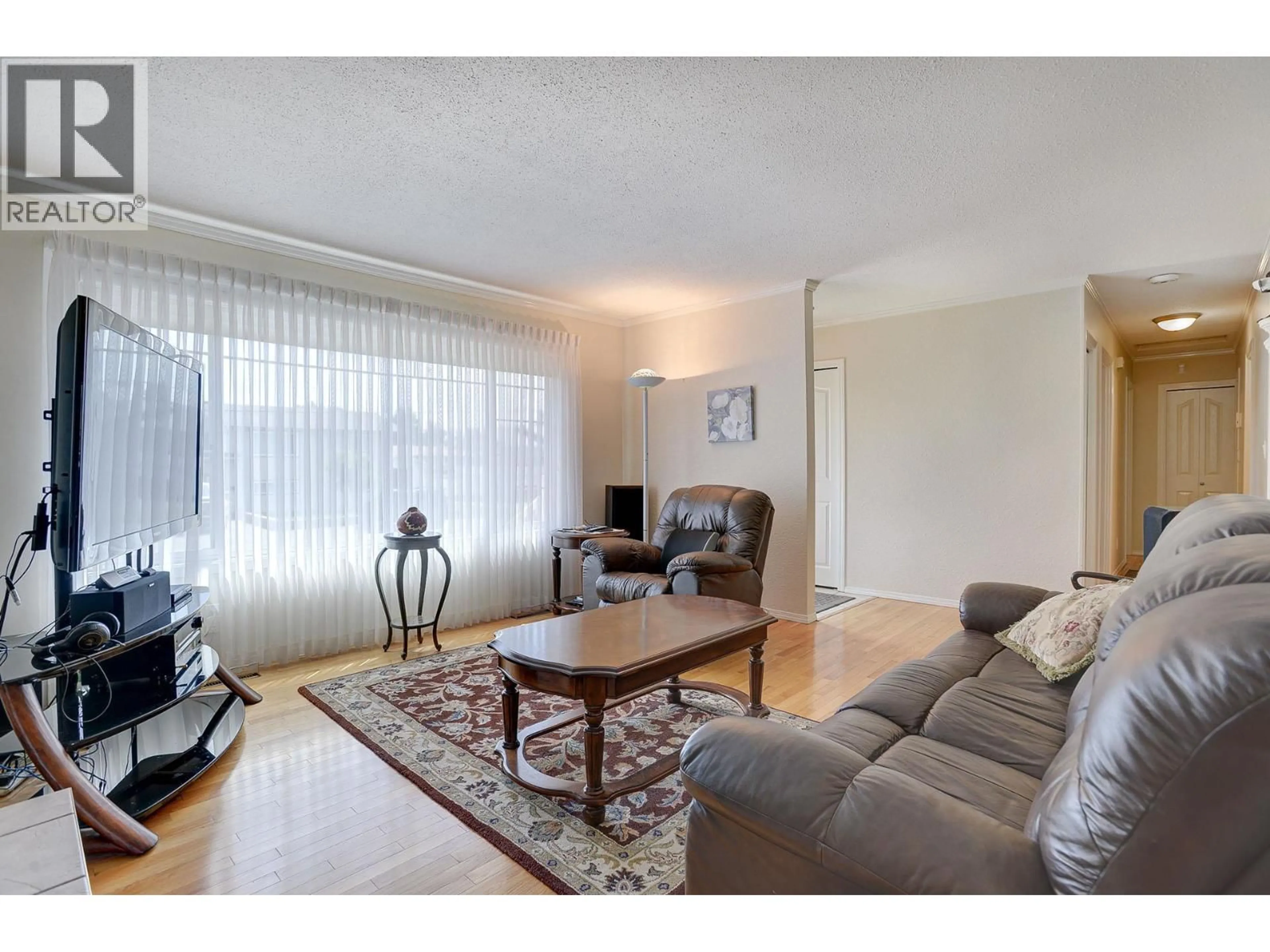 Living room with furniture, wood/laminate floor for 660 VALDES DRIVE, Kamloops British Columbia V2B5J2