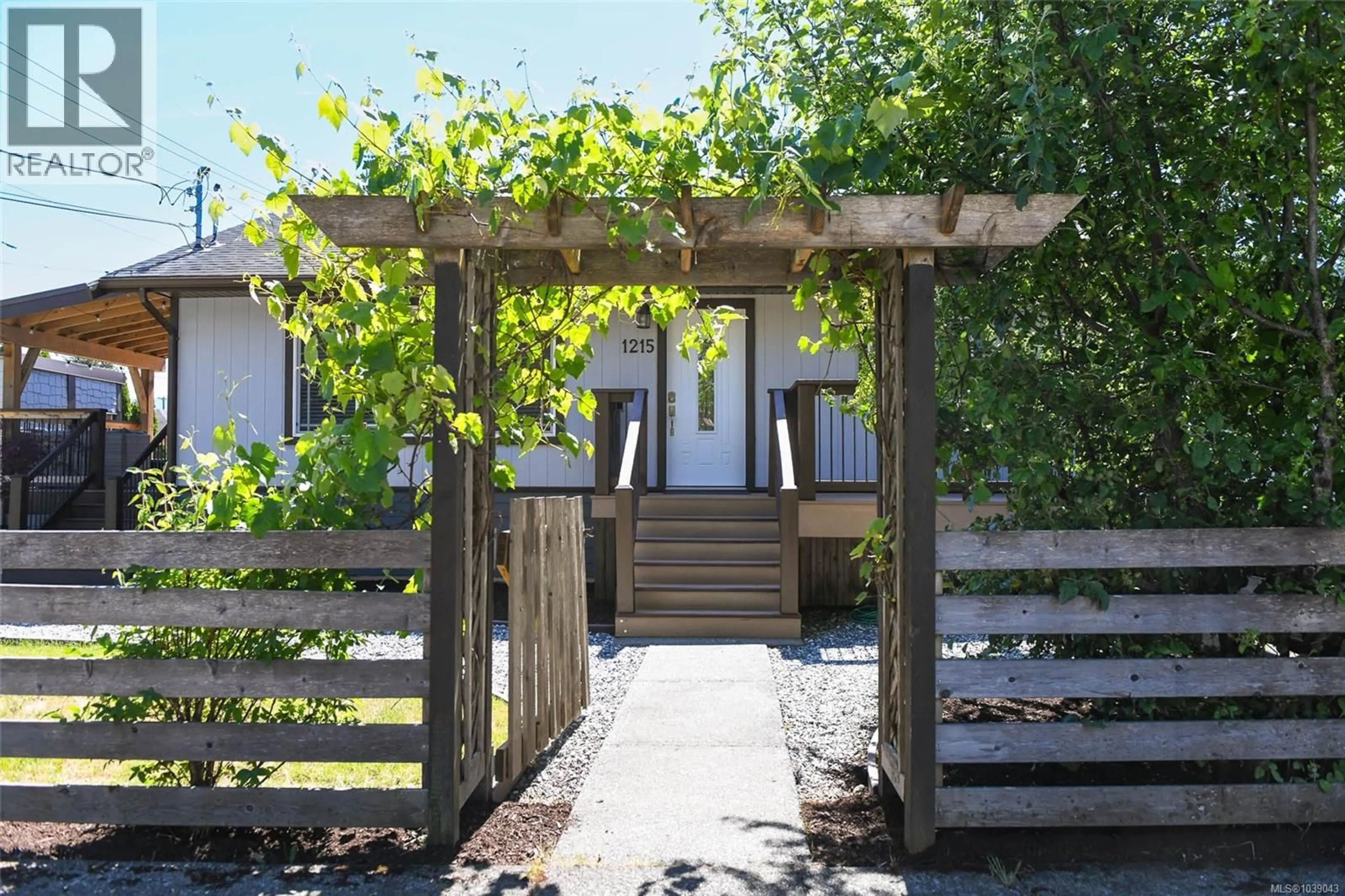 Patio, street for 1215 10TH STREET, Courtenay British Columbia V9N1R8