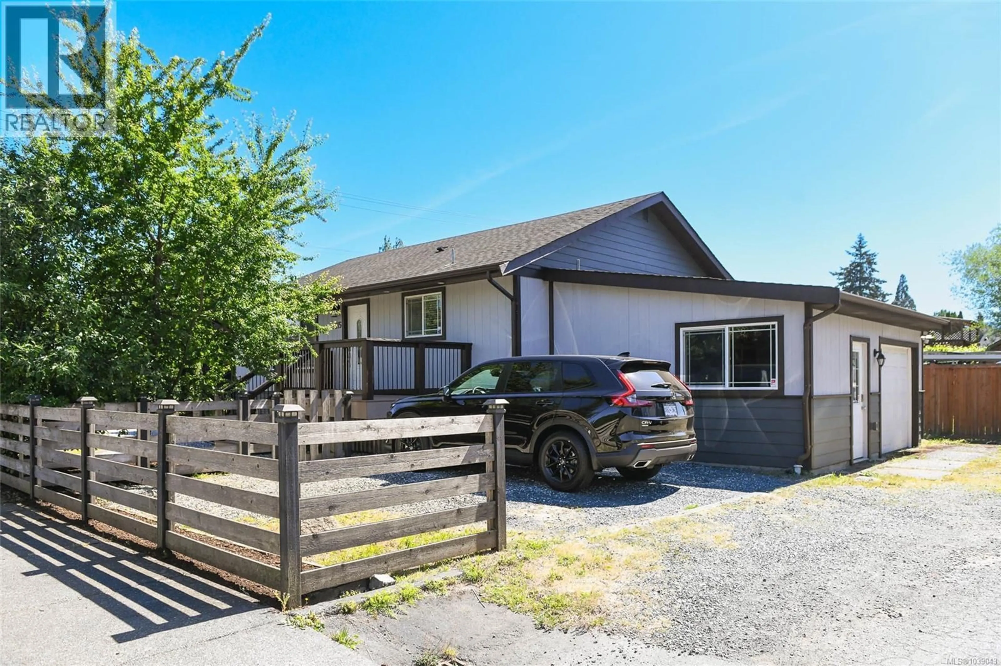 A pic from outside/outdoor area/front of a property/back of a property/a pic from drone, street for 1215 10TH STREET, Courtenay British Columbia V9N1R8