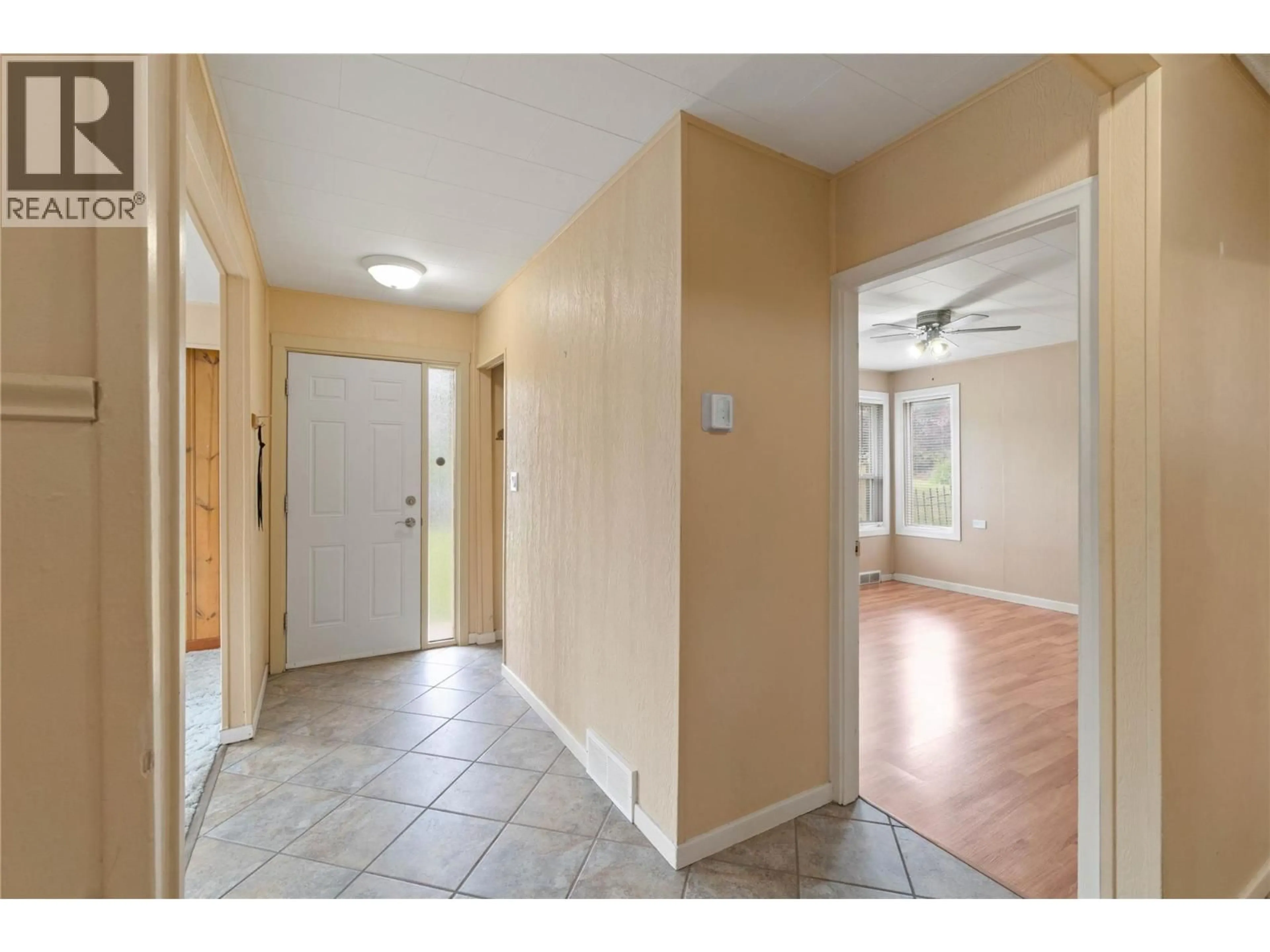 Indoor entryway for 592 MUNRO STREET, Kamloops British Columbia V2C3E4