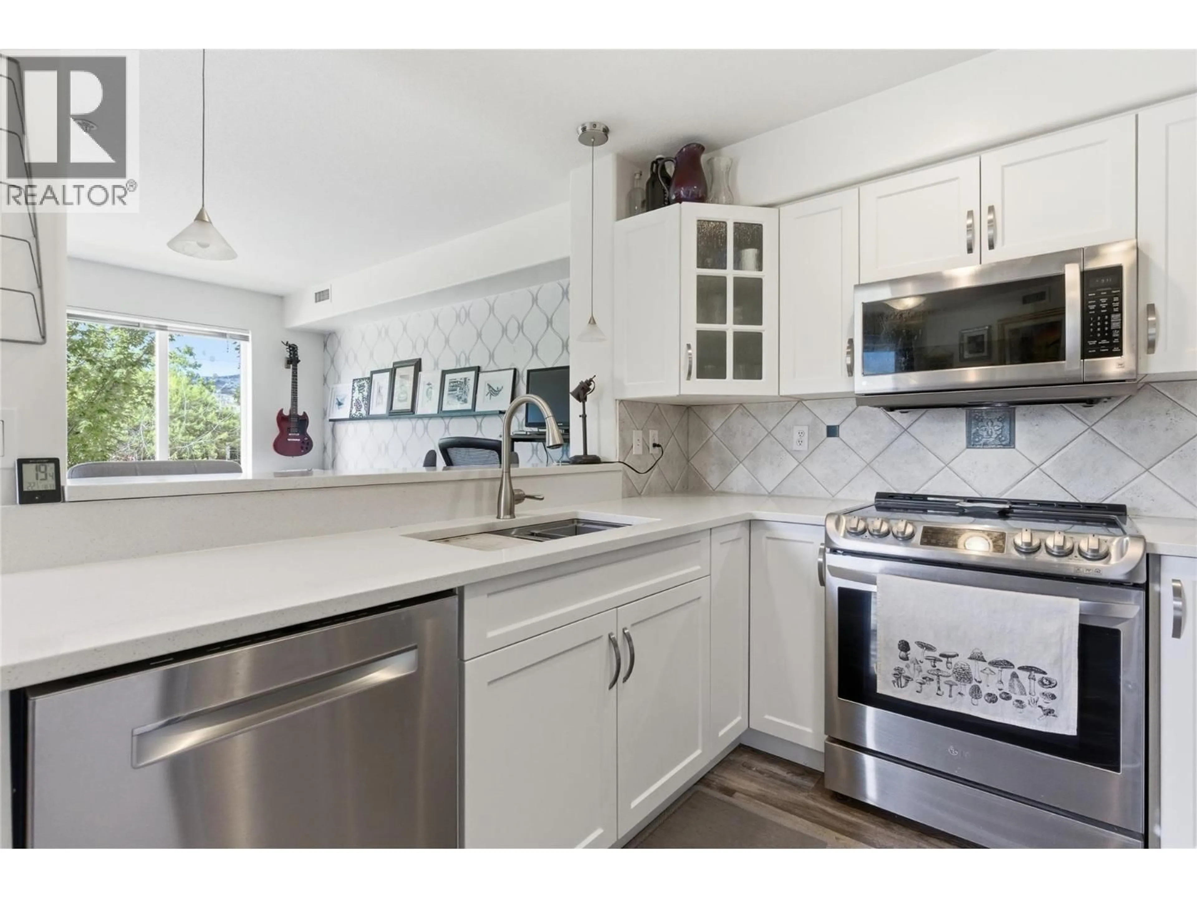 Open concept kitchen, ceramic/tile floor for 310 - 950 LORNE STREET, Kamloops British Columbia V2C1W9