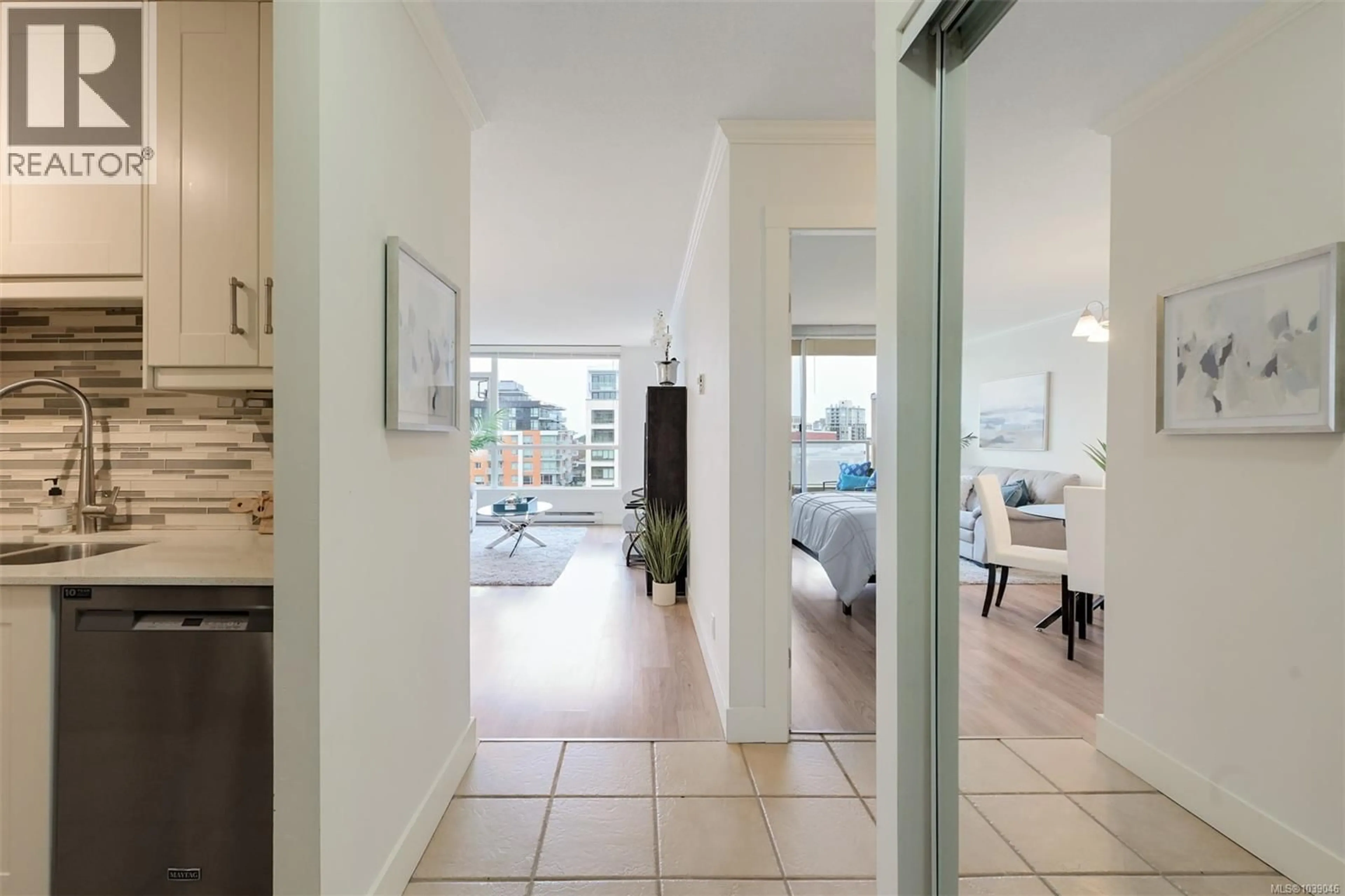 Indoor entryway for 1008 - 835 VIEW STREET, Victoria British Columbia V8W3W8