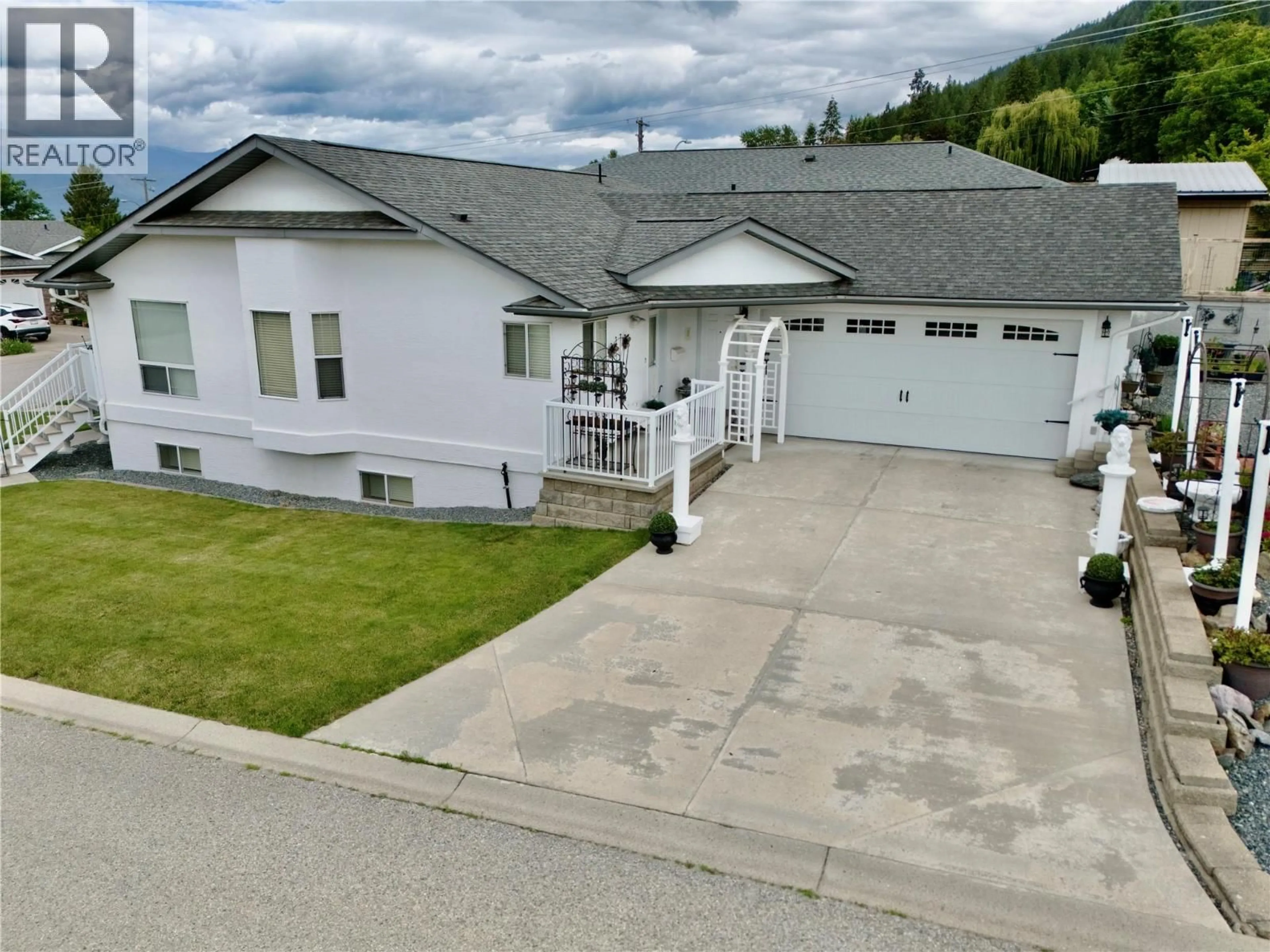 A pic from outside/outdoor area/front of a property/back of a property/a pic from drone, unknown for 1038 11TH AVENUE NORTH, Creston British Columbia V0B1G6