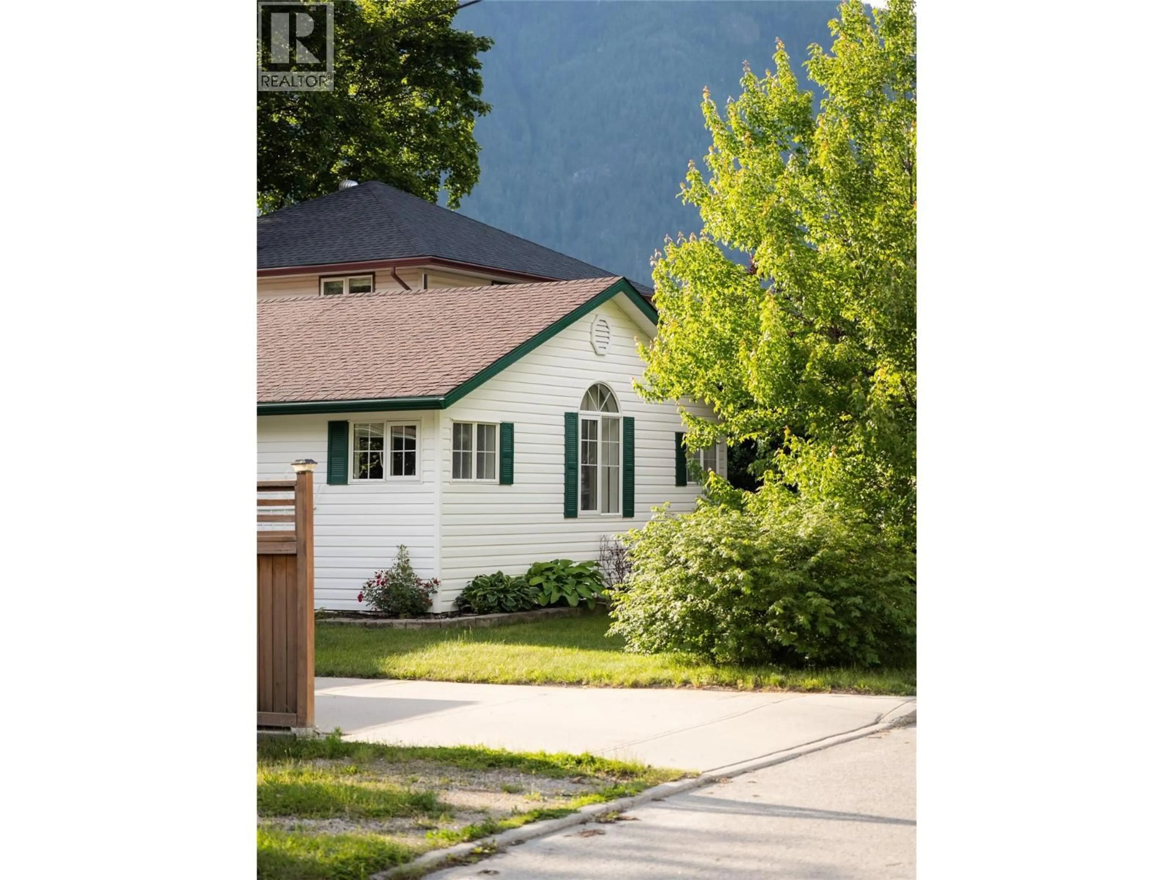 Home with vinyl exterior material, street for 615 EIGHTH STREET, Nelson British Columbia V1L3A6