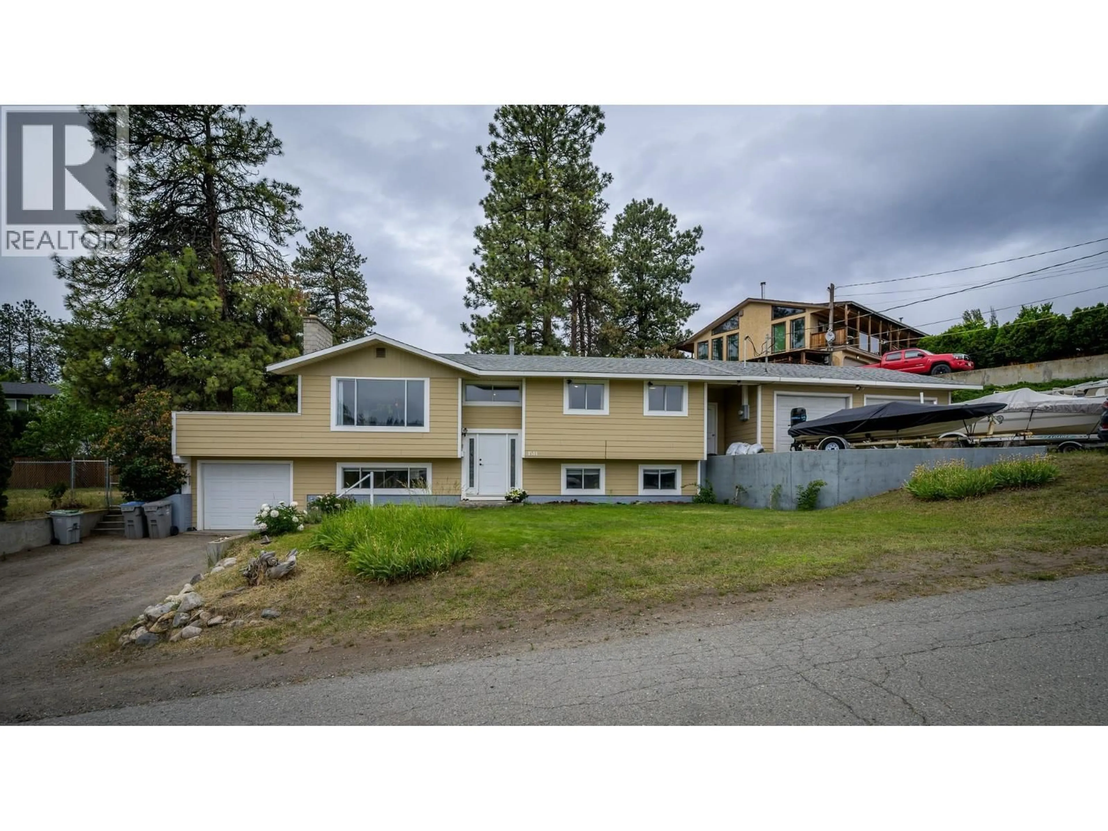A pic from outside/outdoor area/front of a property/back of a property/a pic from drone, street for 1514 CASCADE STREET, Kamloops British Columbia V2E1B9