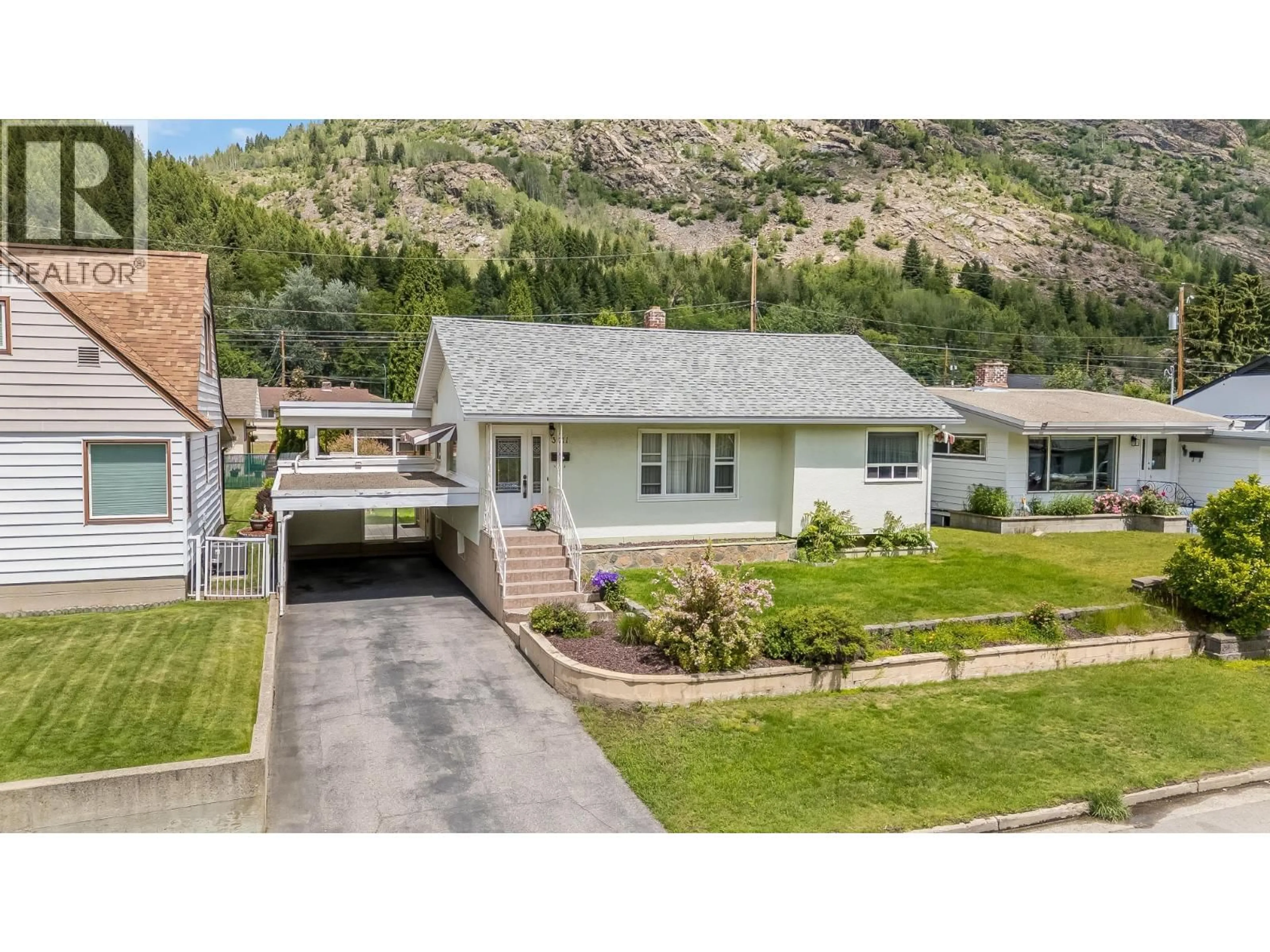 A pic from outside/outdoor area/front of a property/back of a property/a pic from drone, mountain view for 3311 DAHLIA CRESCENT, Trail British Columbia V1R2Y1