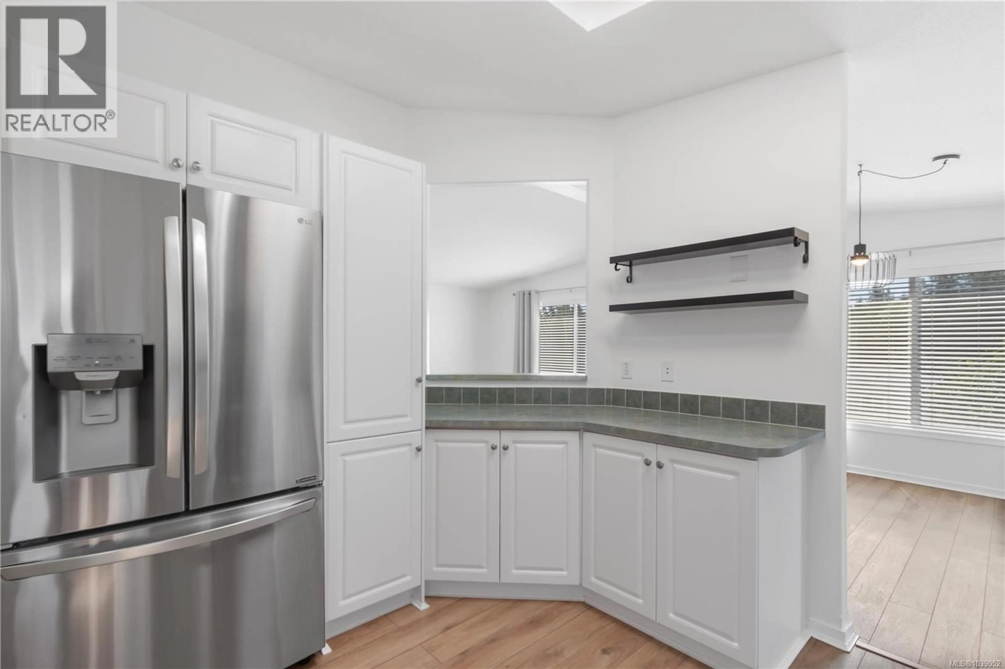 Standard kitchen, ceramic/tile floor for 4 - 356 ASPEN WAY, Nanaimo British Columbia V9R7A1
