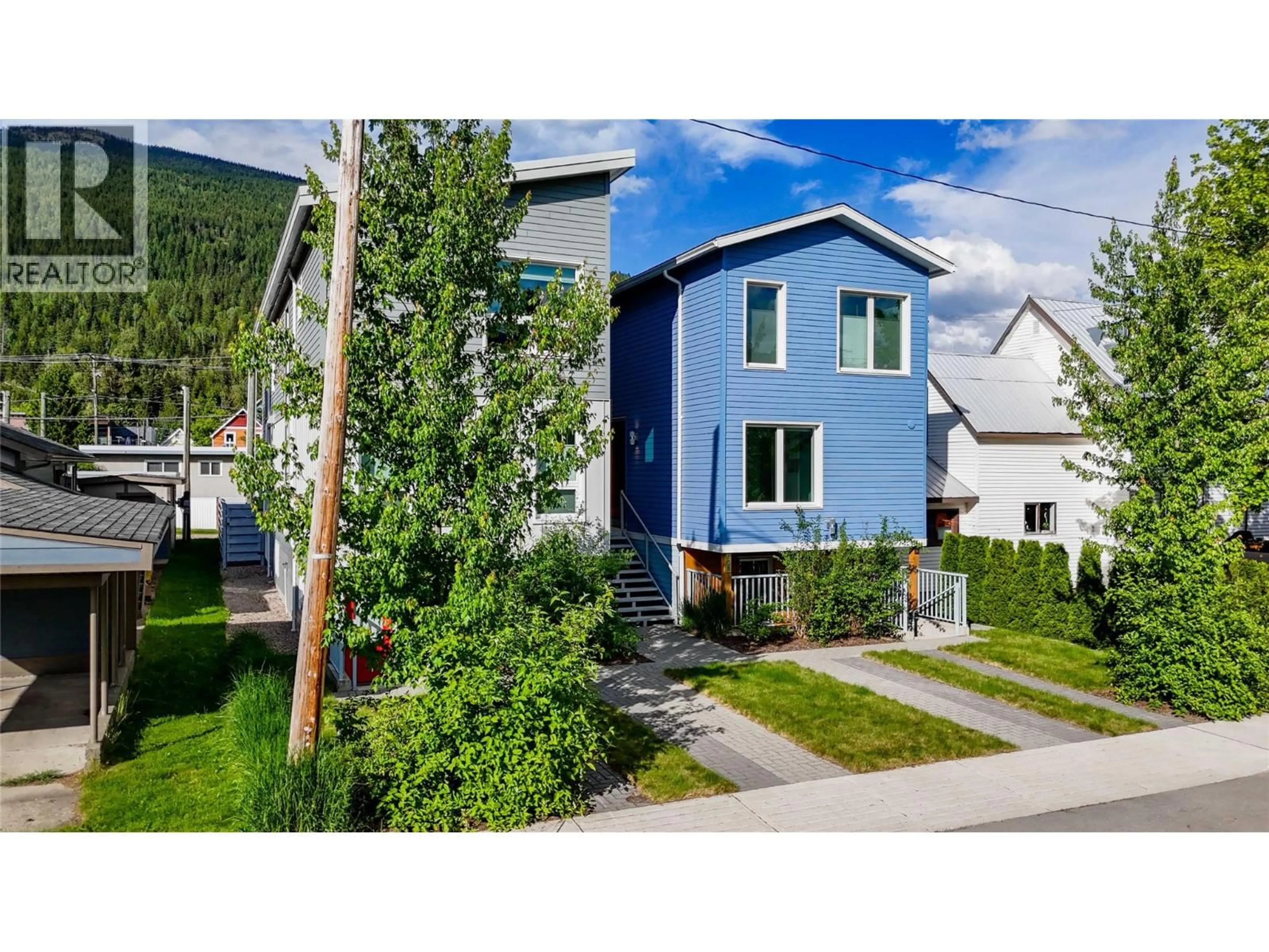 Home with vinyl exterior material, street for 408 FOURTH STREET WEST, Revelstoke British Columbia V0E2S0
