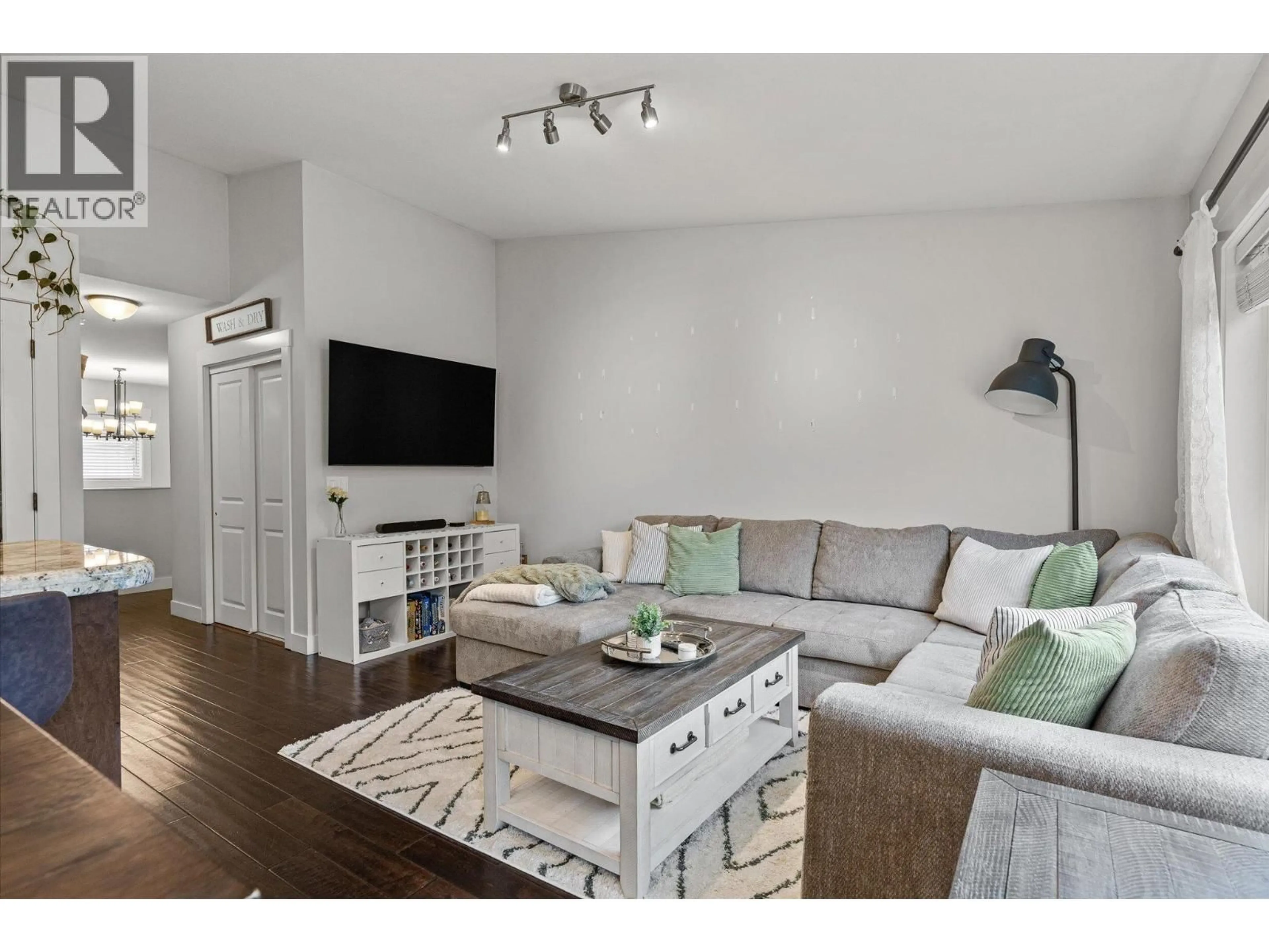 Living room with furniture, wood/laminate floor for 7 - 225 GLEN PARK DRIVE, Kelowna British Columbia V1V2X5
