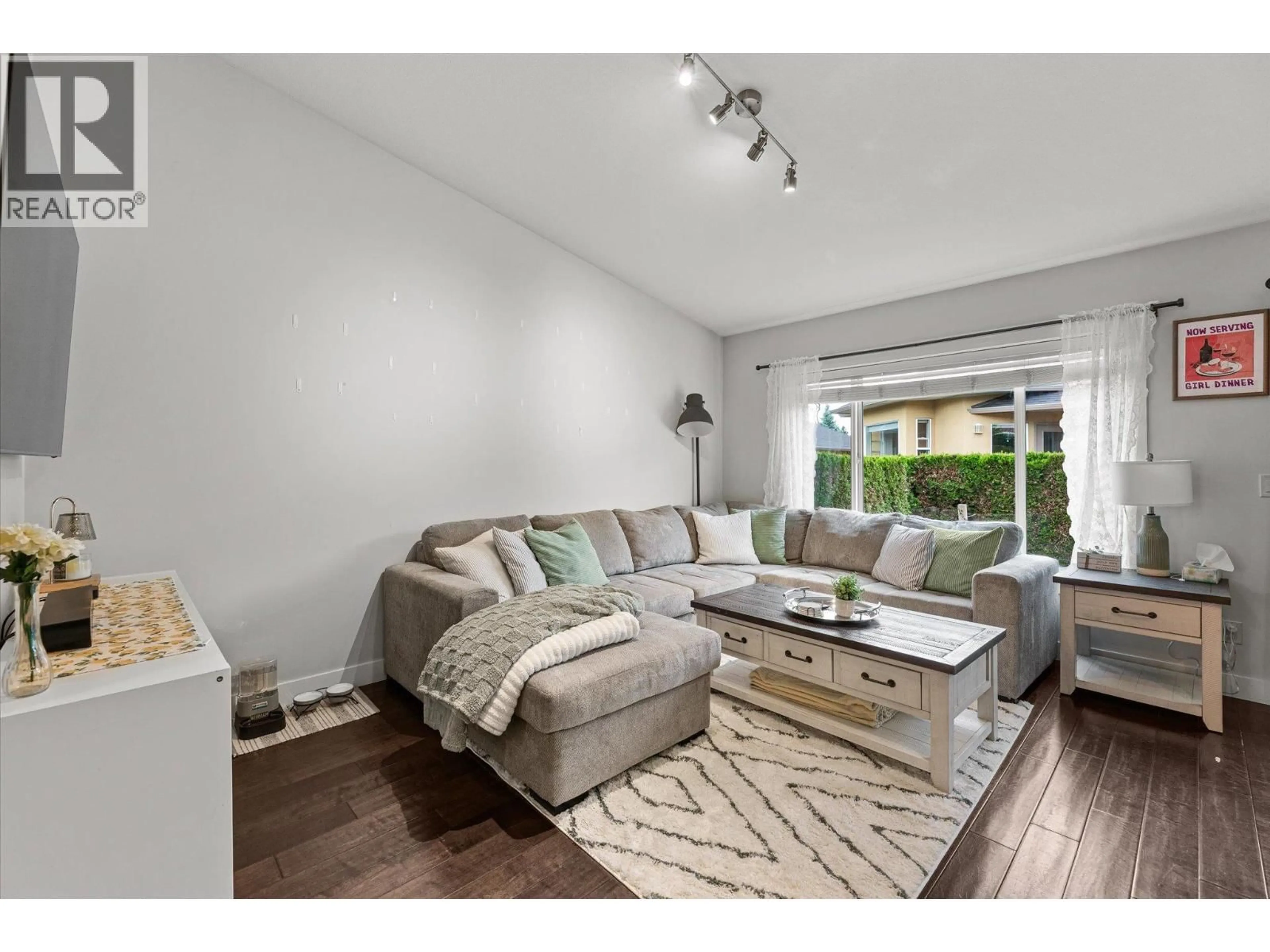 Living room with furniture, wood/laminate floor for 7 - 225 GLEN PARK DRIVE, Kelowna British Columbia V1V2X5