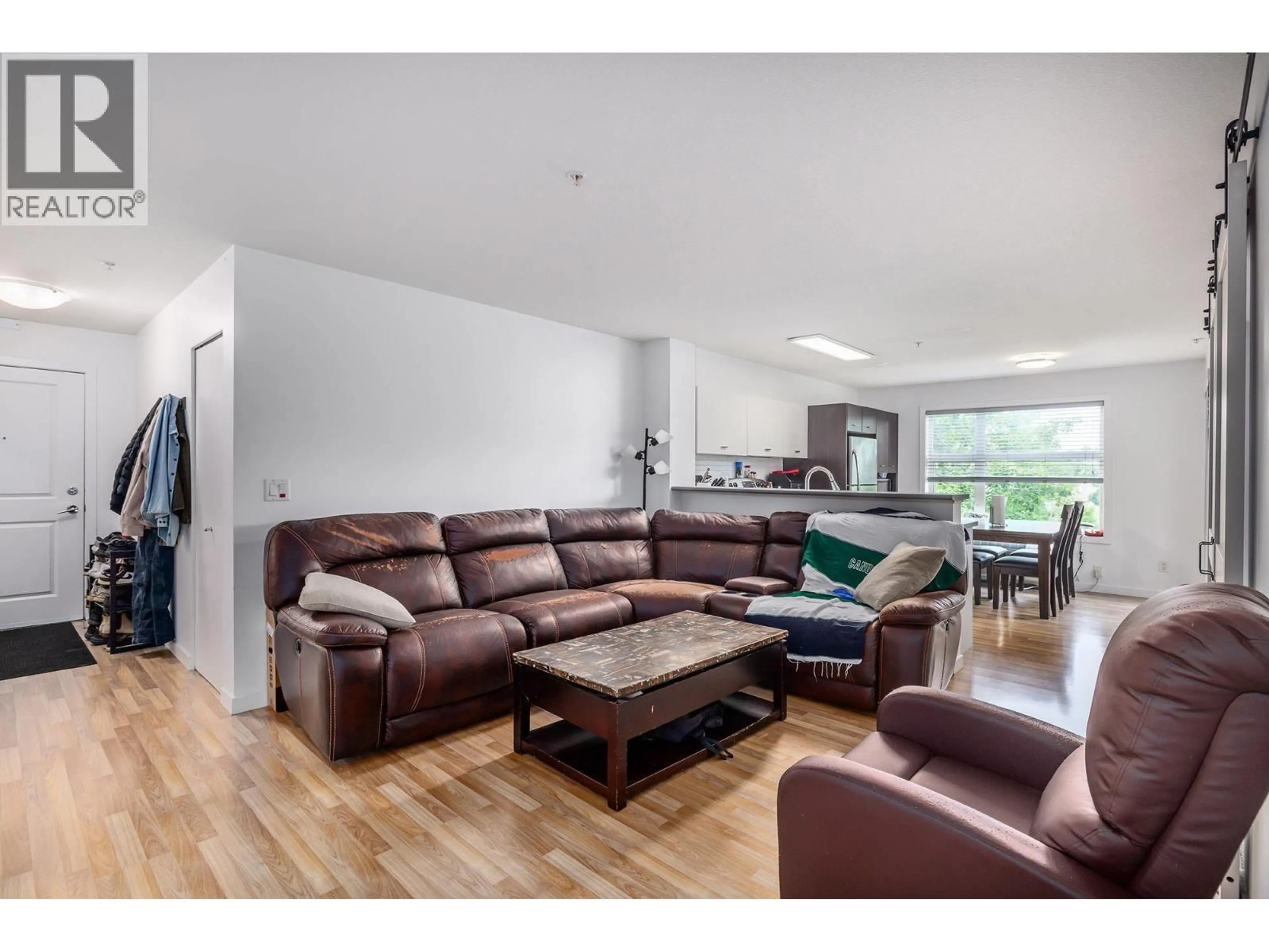 Living room with furniture, wood/laminate floor for 314 - 547 YATES ROAD, Kelowna British Columbia V1V2T9