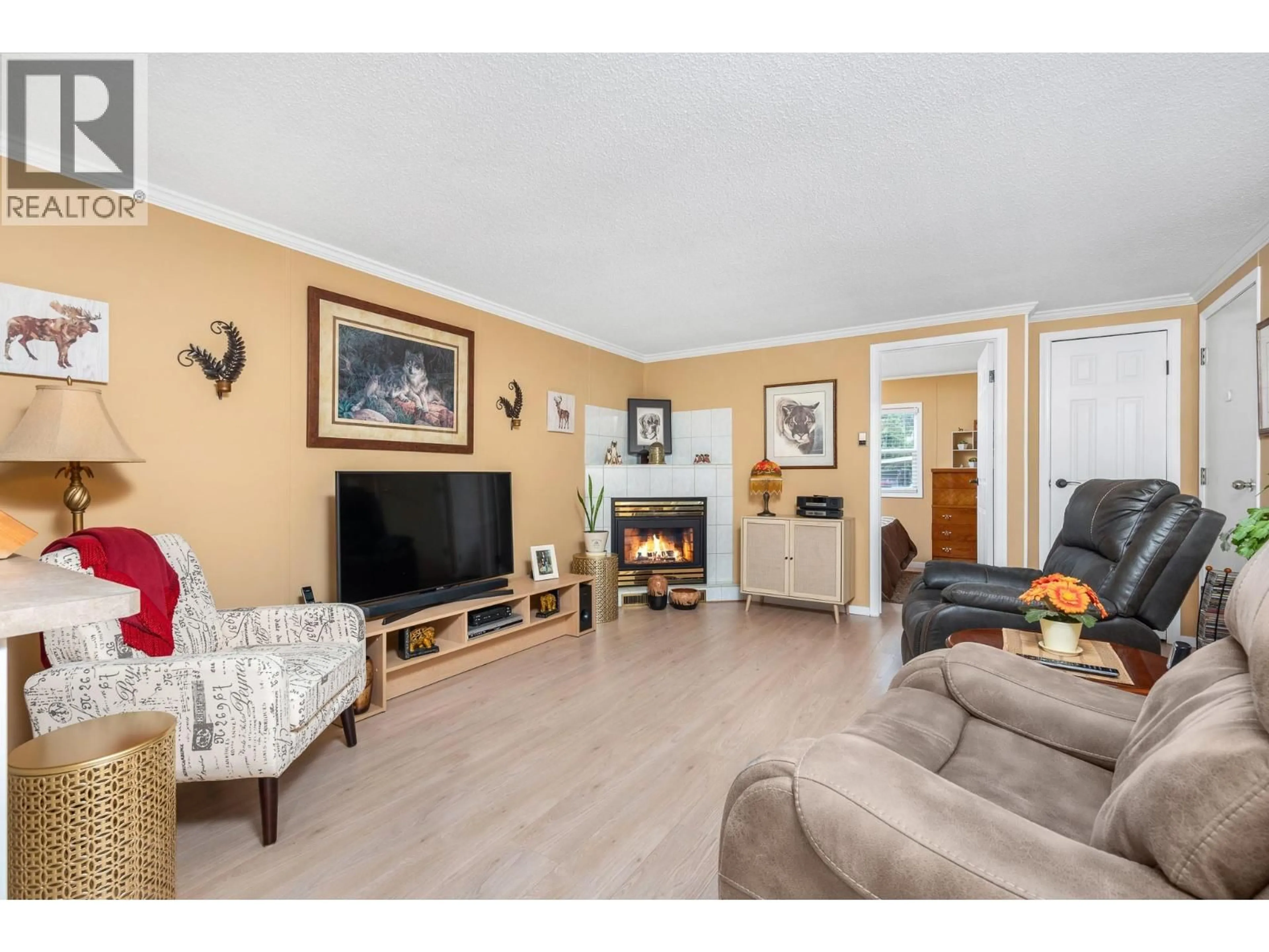 Living room with furniture, wood/laminate floor for 26 - 1600 43 AVENUE, Vernon British Columbia V1T9G6