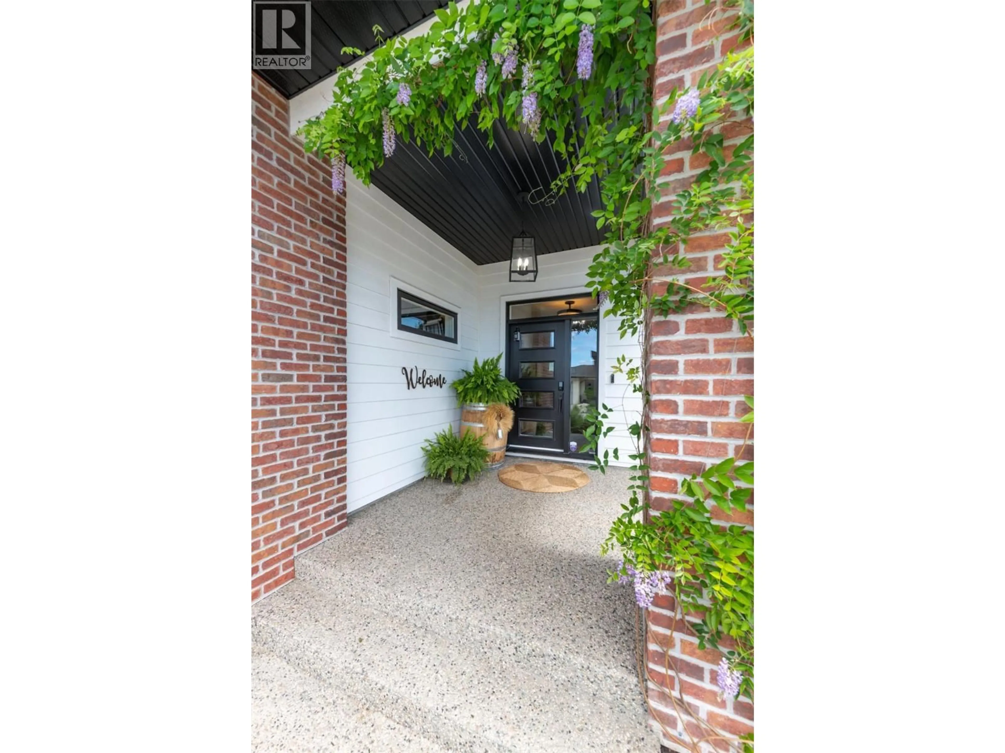Indoor foyer for 743 DEANS DRIVE, Kelowna British Columbia V1P1A1