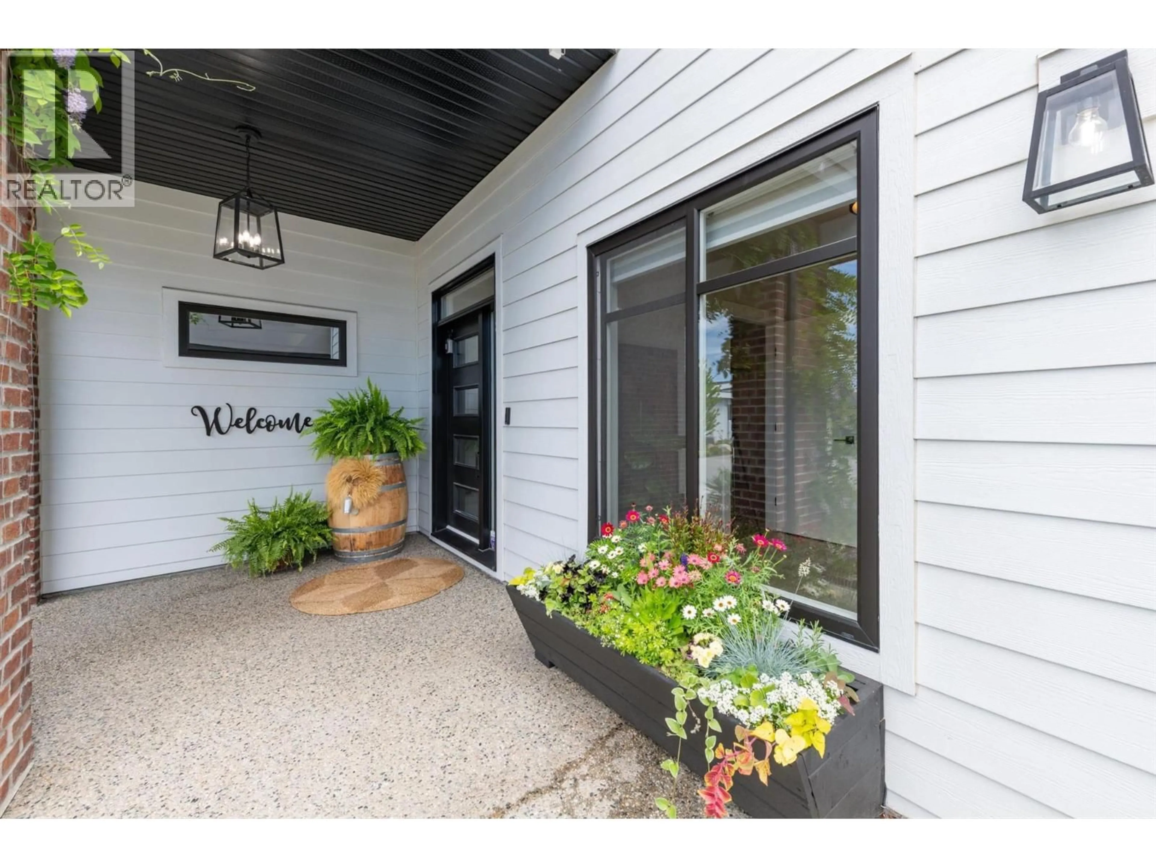 Indoor entryway for 743 DEANS DRIVE, Kelowna British Columbia V1P1A1