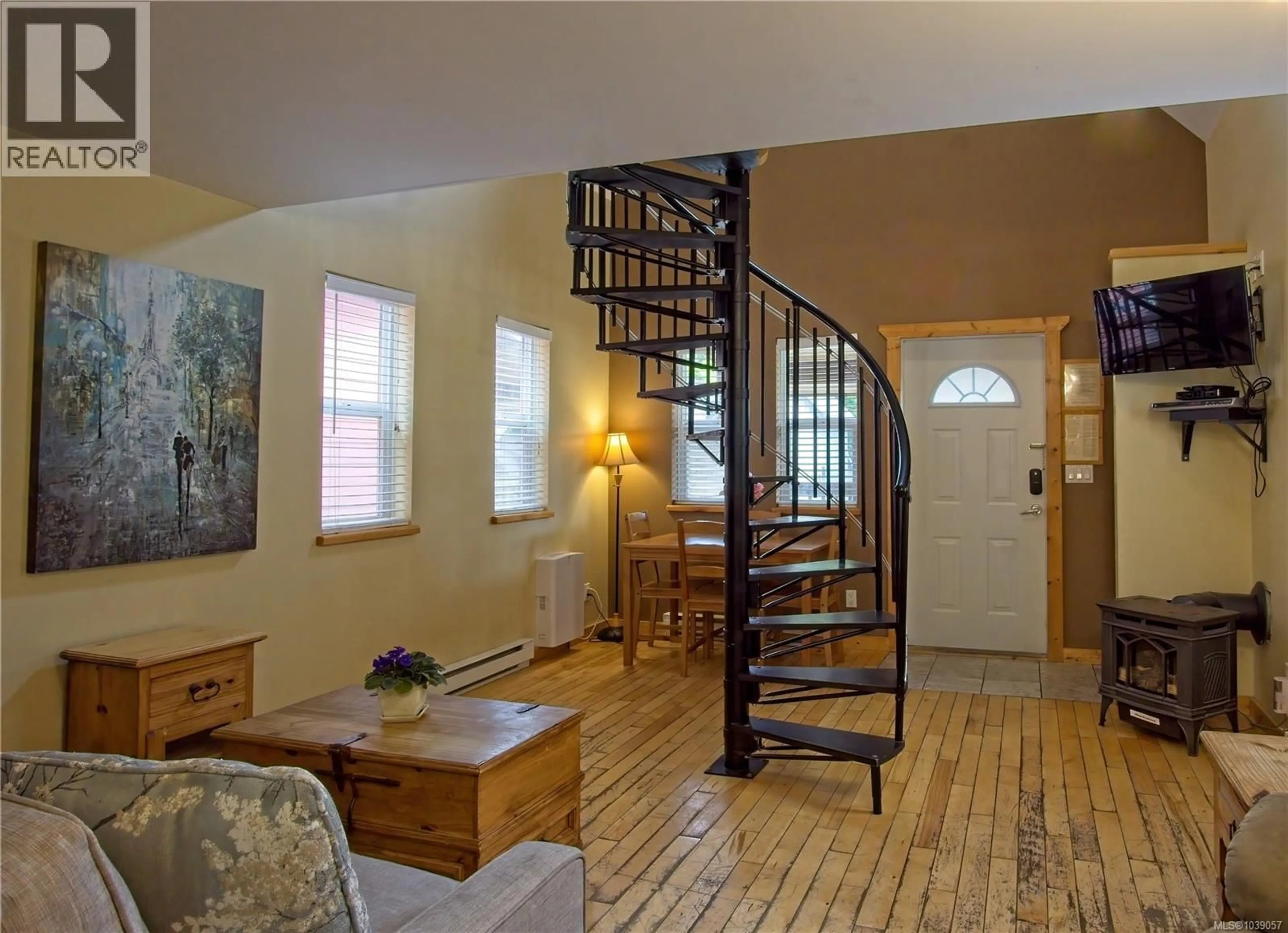 Indoor foyer for 5 - 1028 TYEE TERRACE, Ucluelet British Columbia V0R3A0