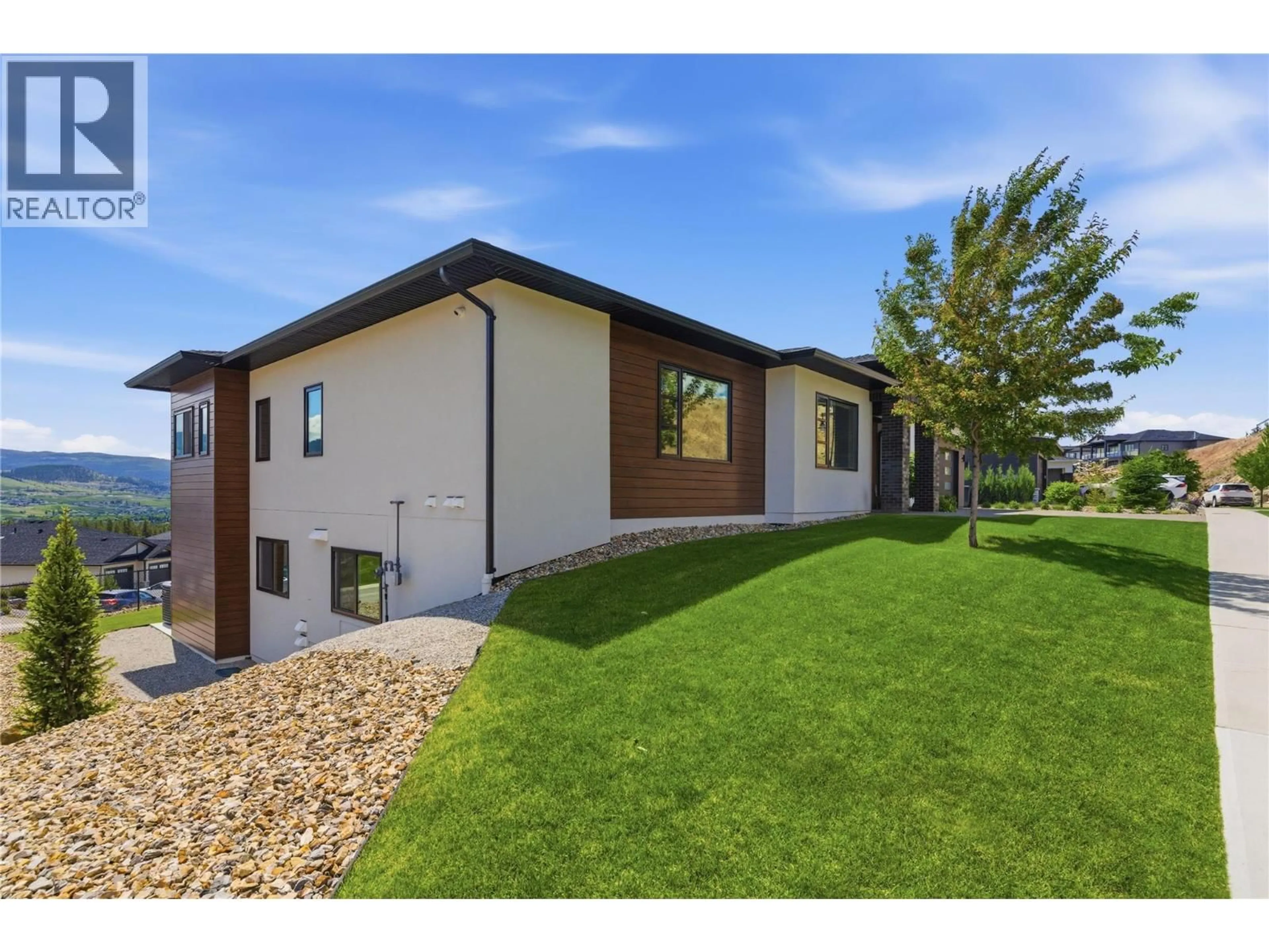 Home with vinyl exterior material, street for 777 ACADIA STREET, Kelowna British Columbia V1V0A8