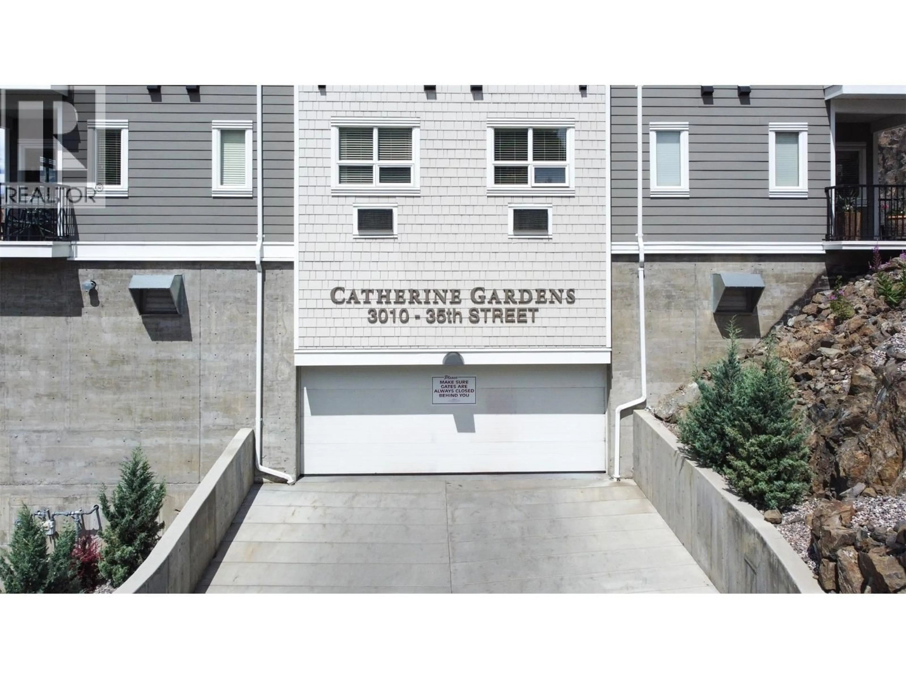 Indoor foyer for 414 - 3010 35TH STREET, Vernon British Columbia V1T0A7
