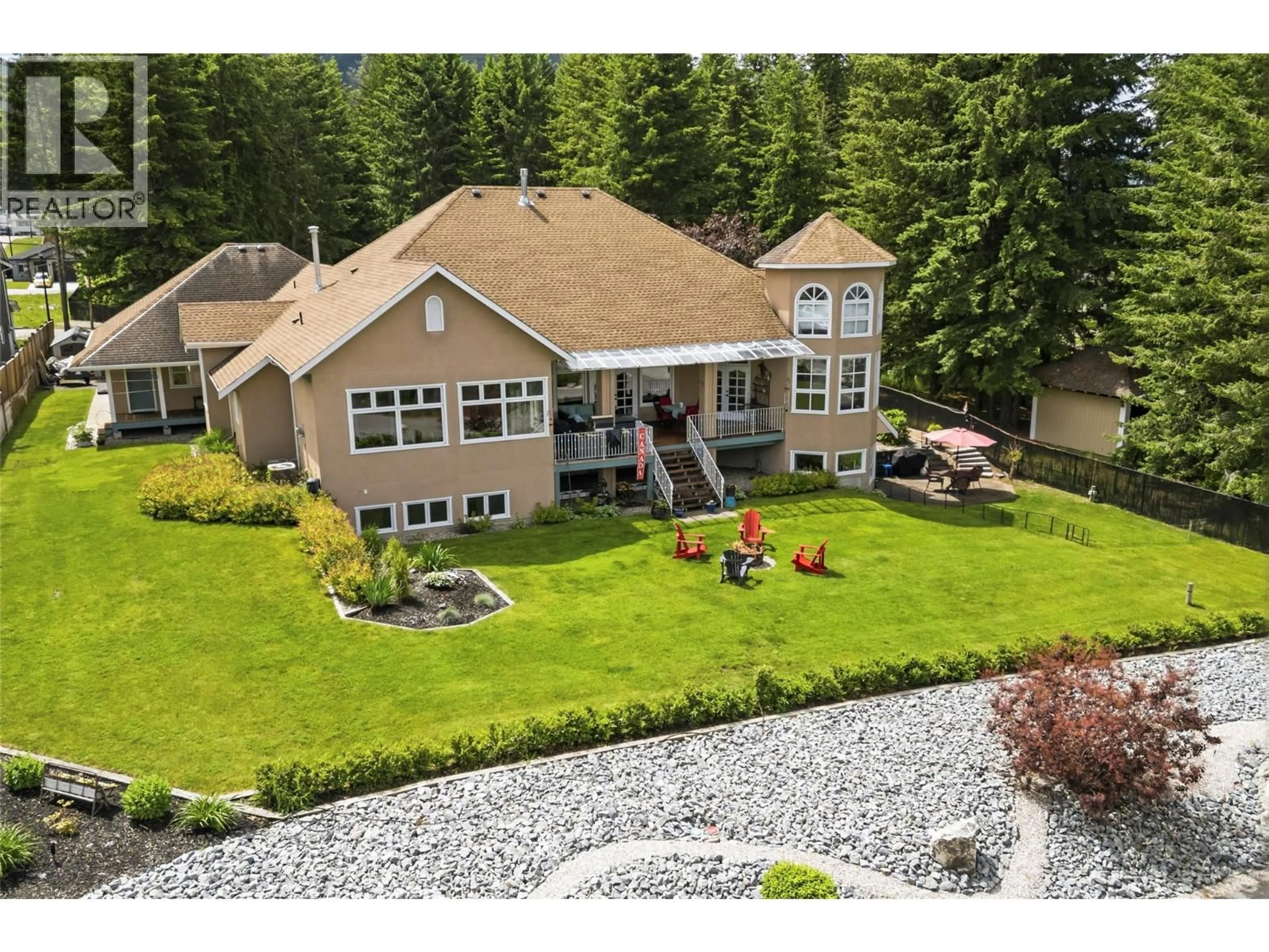 A pic from outside/outdoor area/front of a property/back of a property/a pic from drone, unknown for 2307 5 AVENUE SOUTHEAST, Salmon Arm British Columbia V1E1K9