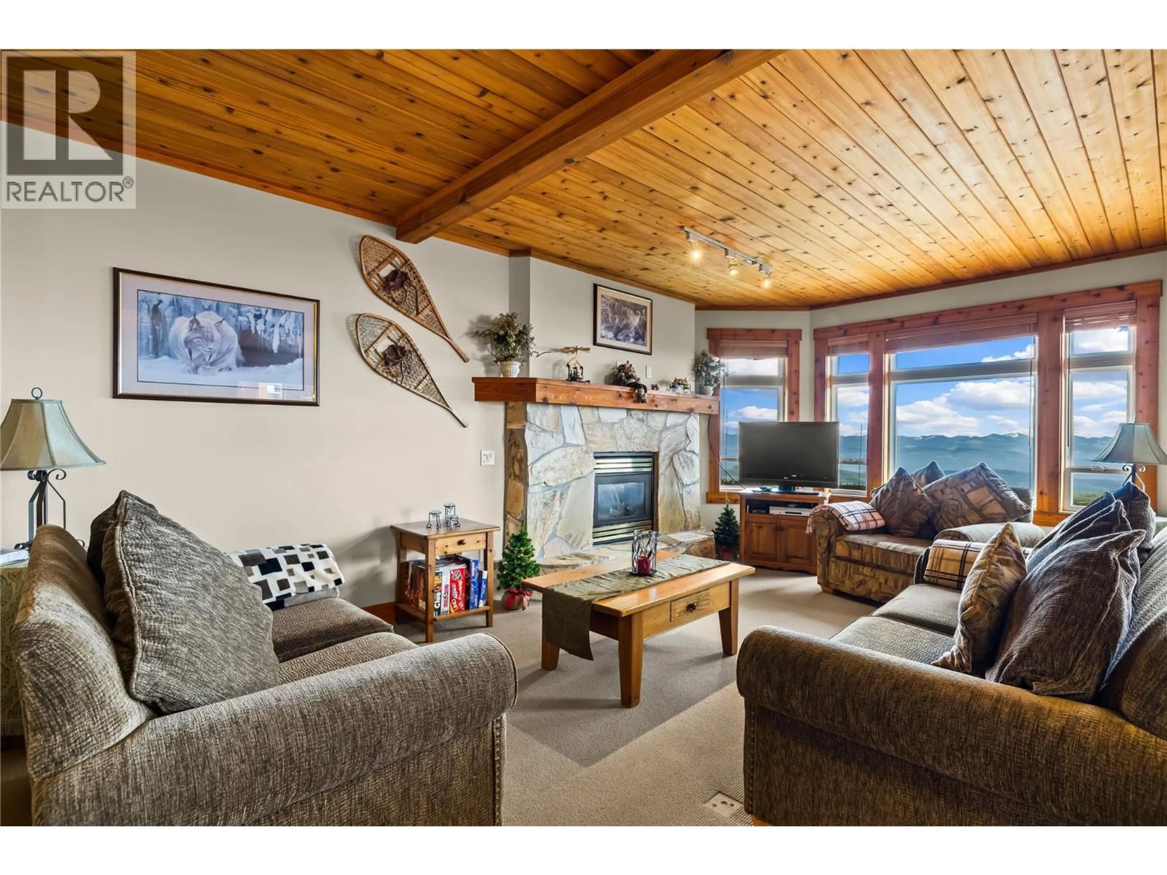 Living room with furniture, wood/laminate floor for 16 - 7650 PORCUPINE ROAD, Big White British Columbia V1P1T4