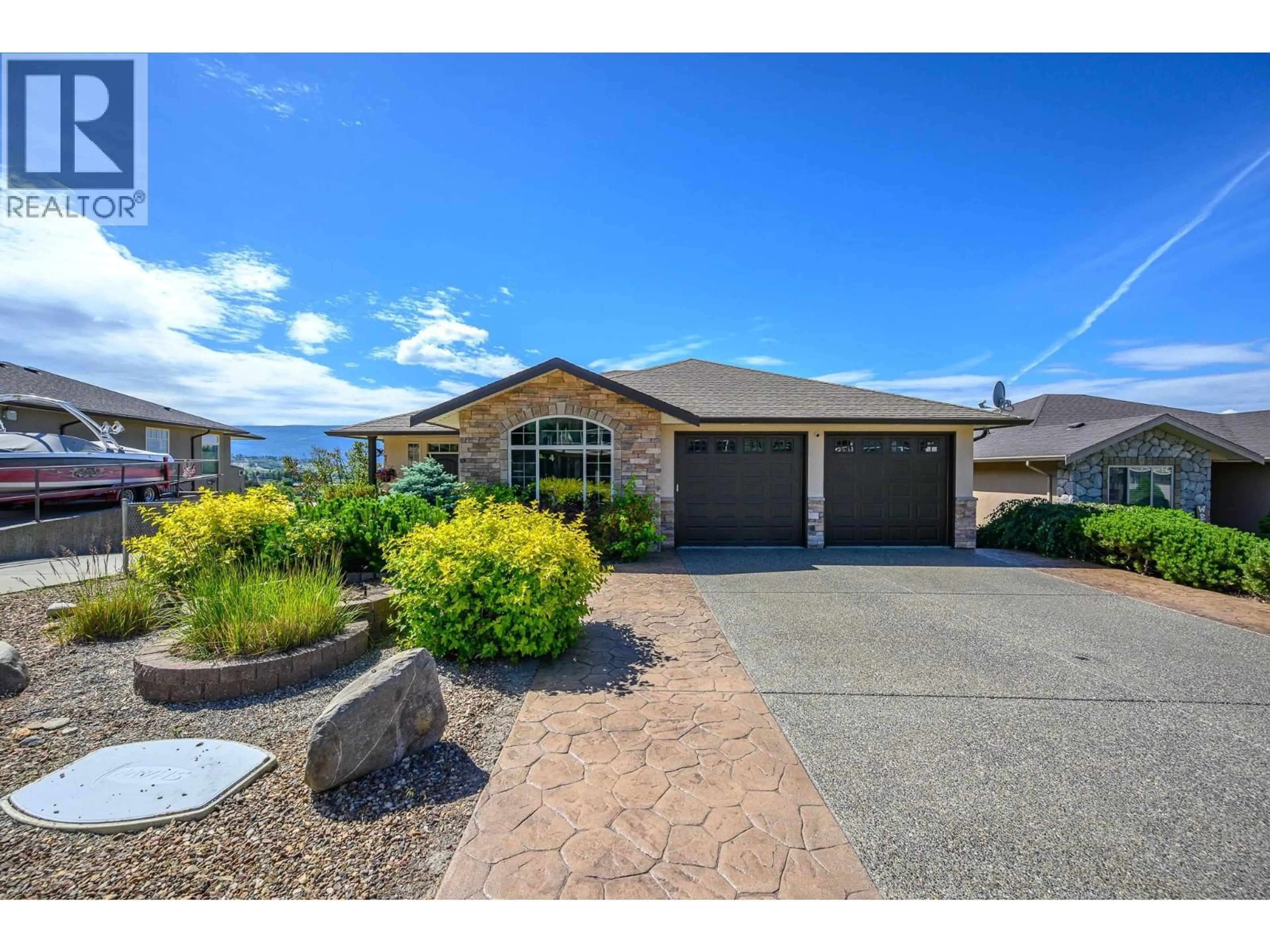A pic from outside/outdoor area/front of a property/back of a property/a pic from drone, street for 904 33 AVENUE, Vernon British Columbia V1T9V7