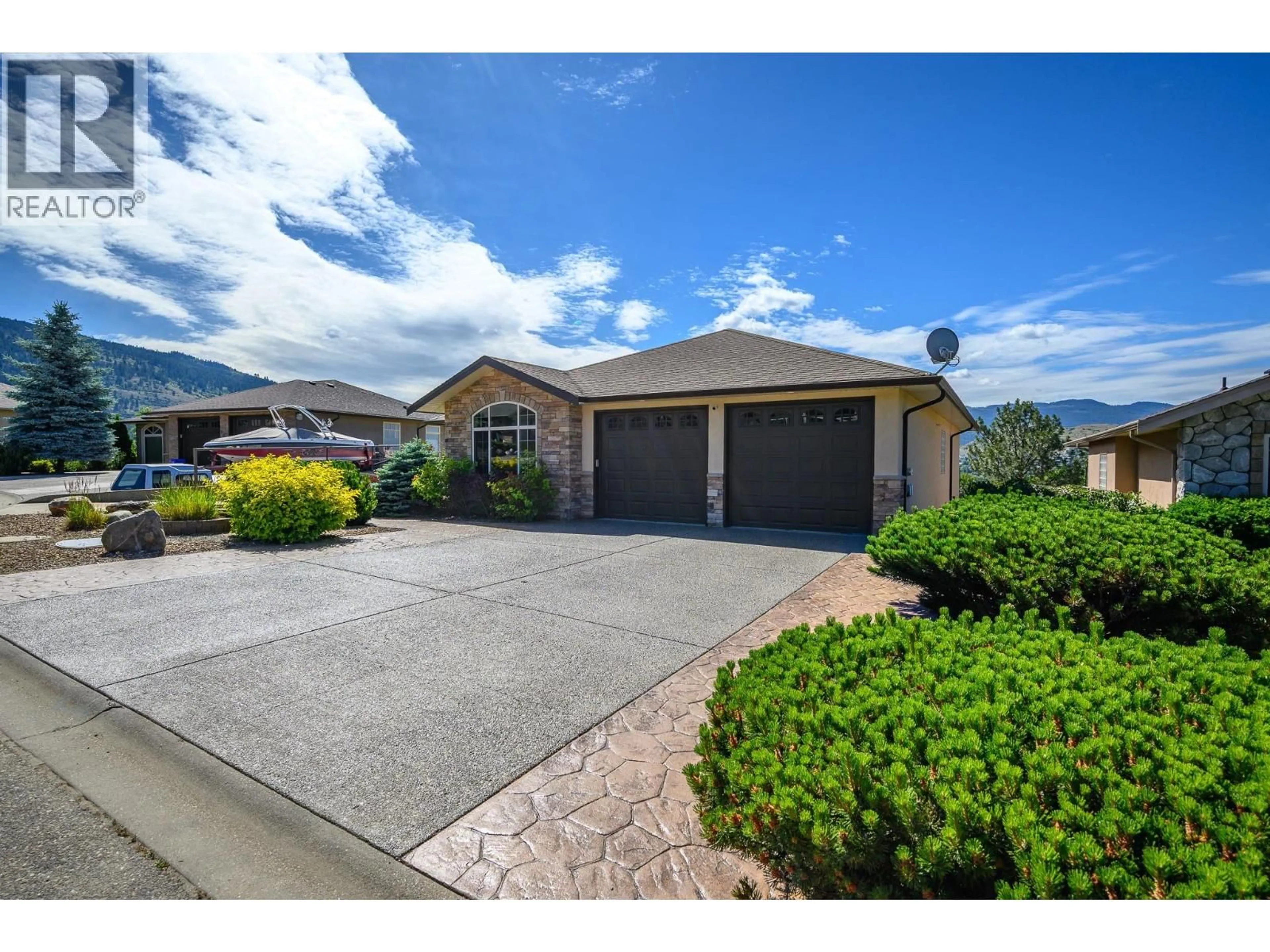 A pic from outside/outdoor area/front of a property/back of a property/a pic from drone, street for 904 33 AVENUE, Vernon British Columbia V1T9V7