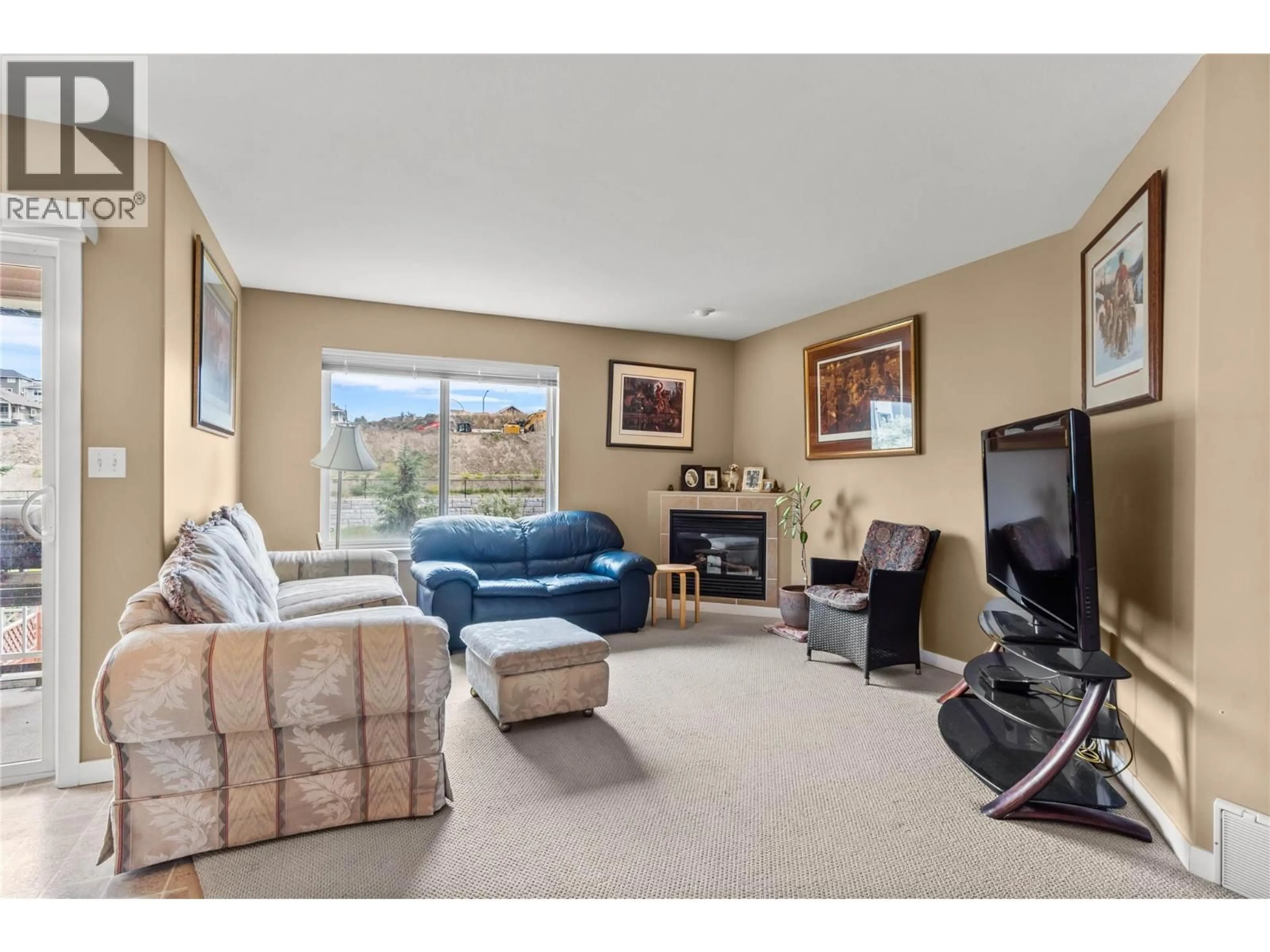 Living room with furniture, unknown for 1914 SNOWBERRY CRESCENT, Kamloops British Columbia V1S1Z8