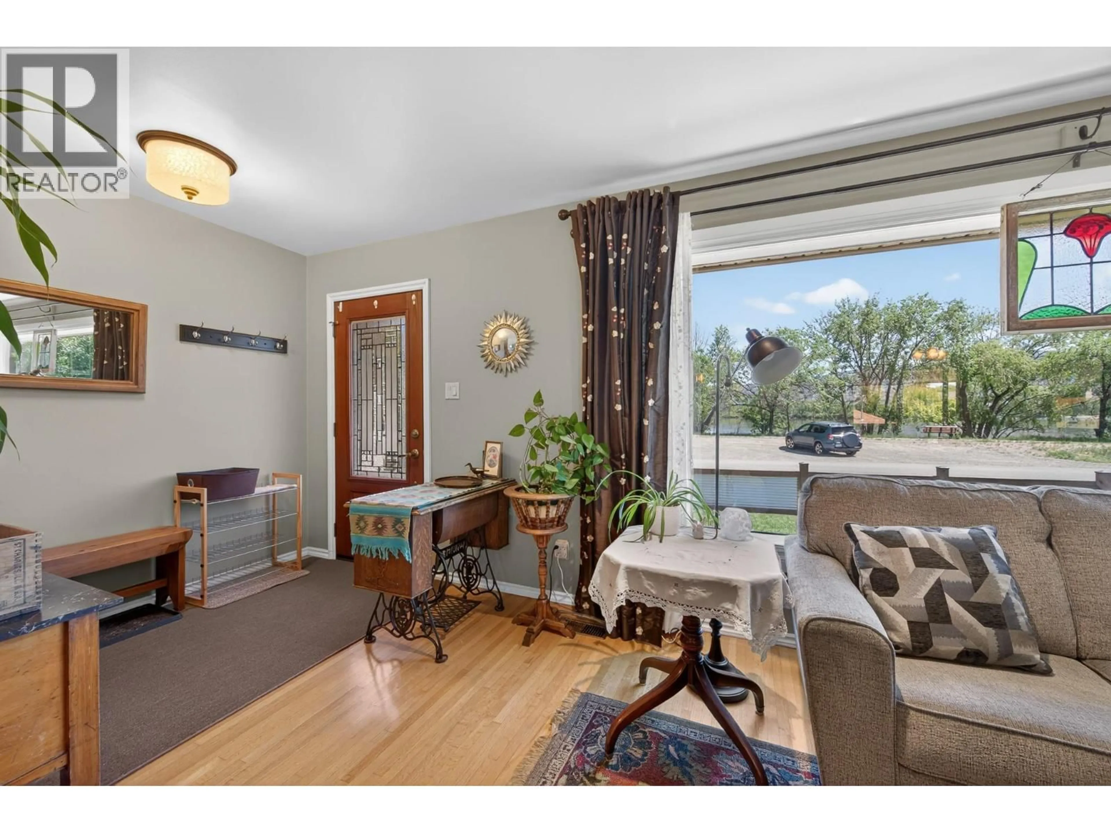 Living room with furniture, unknown for 237 SCHUBERT DRIVE, Kamloops British Columbia V2B2E1