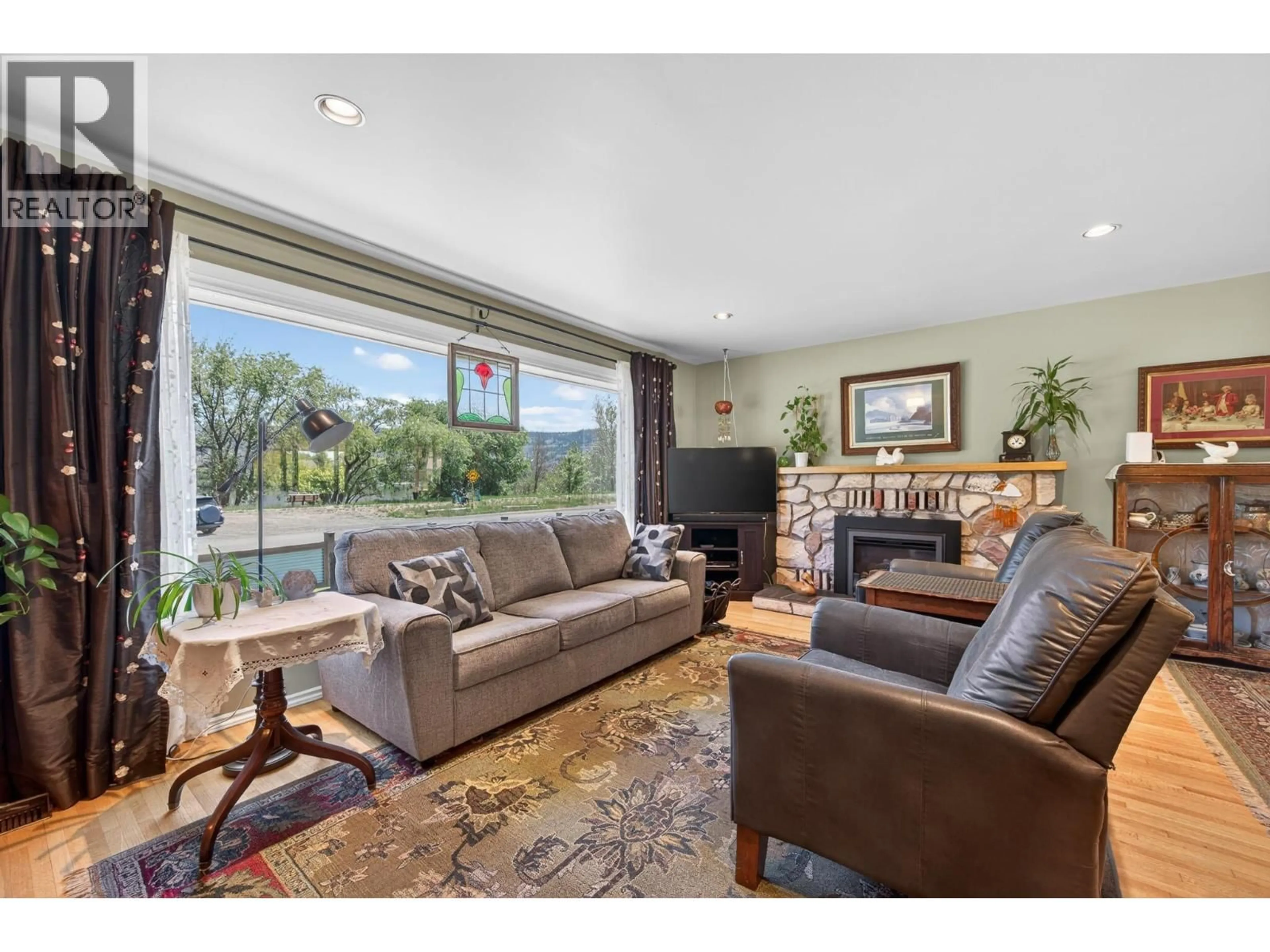 Living room with furniture, unknown for 237 SCHUBERT DRIVE, Kamloops British Columbia V2B2E1