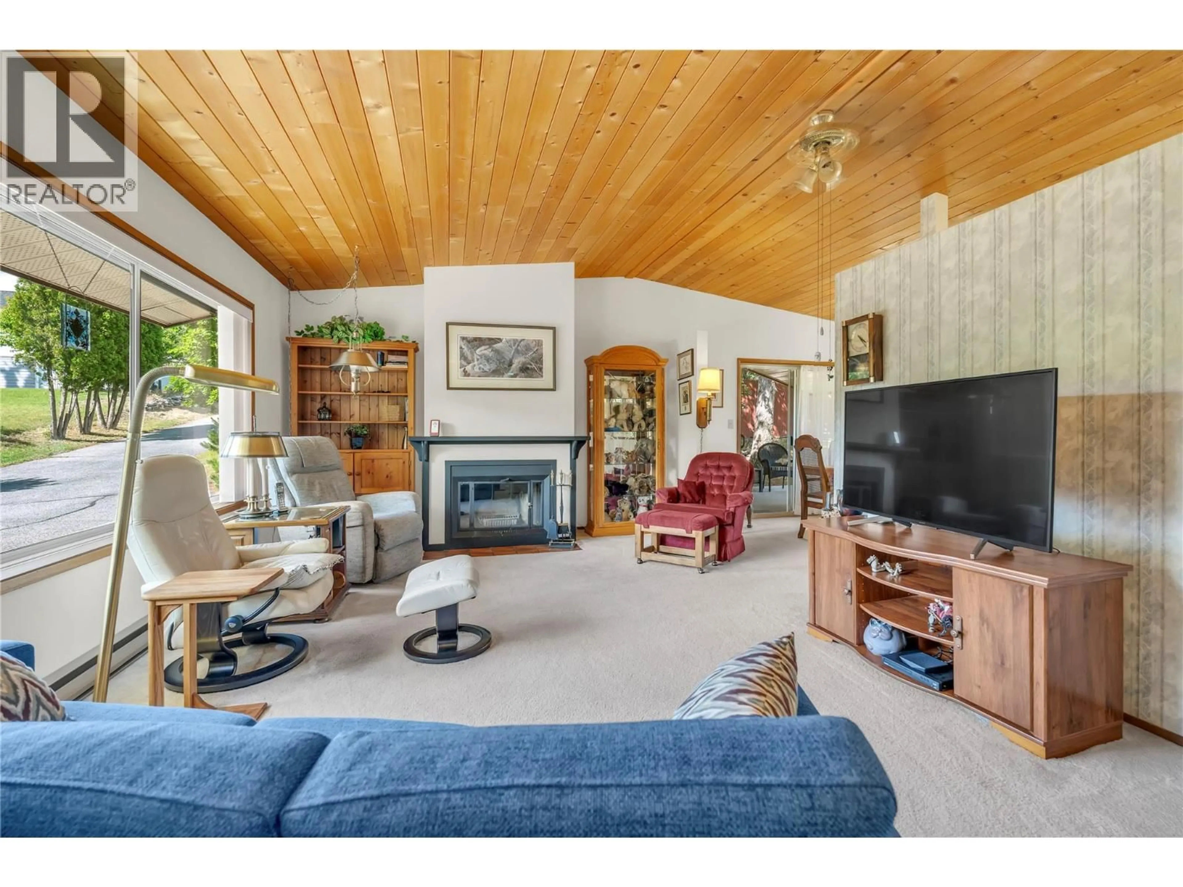 Living room with furniture, wood/laminate floor for 152 ARLAYNE ROAD, Kaleden British Columbia V0H1K0